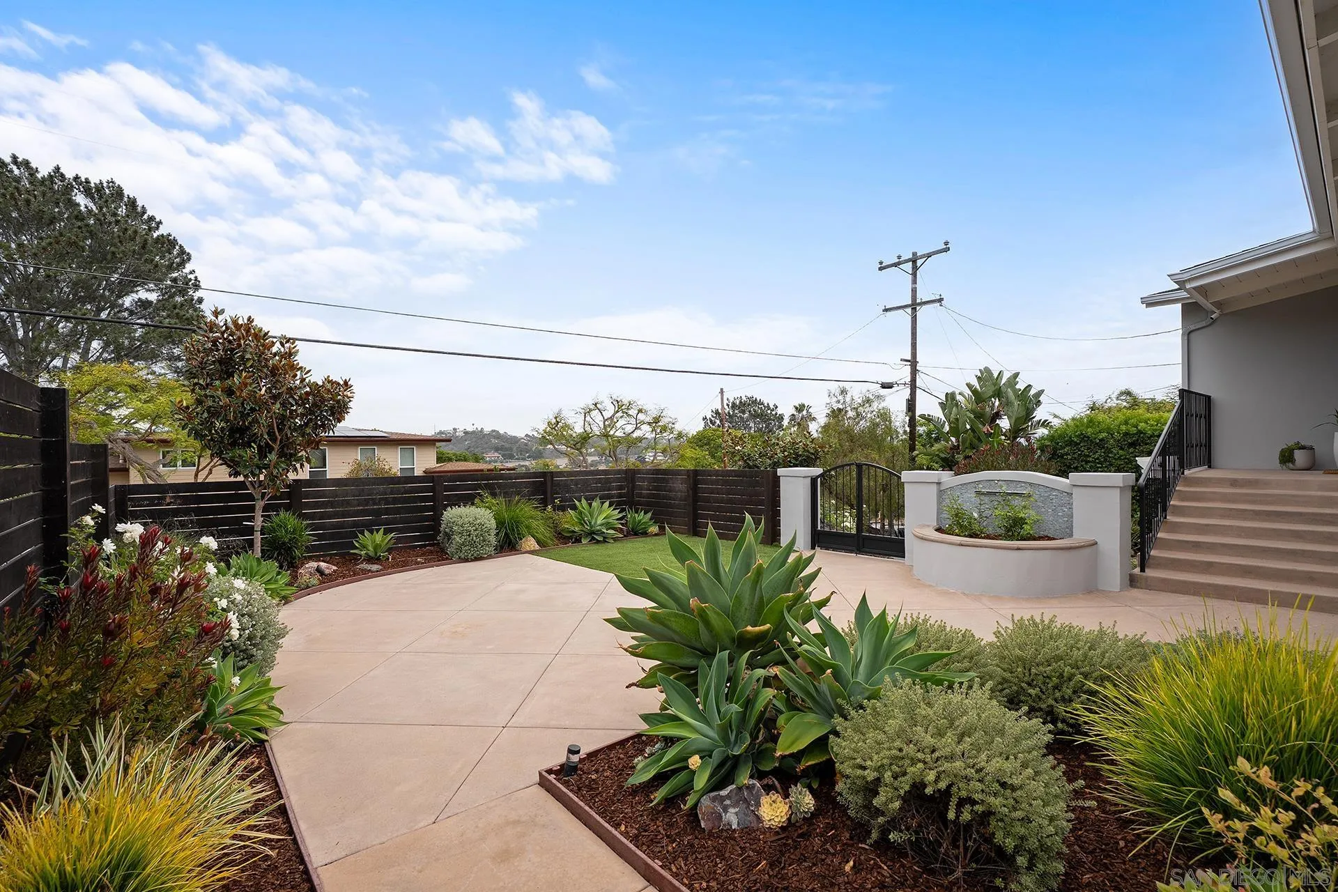 https://cdn.realtyfeed.com/cdn/127/260017036/da0970f40bdd06a70249b2f8227f93e5.webp