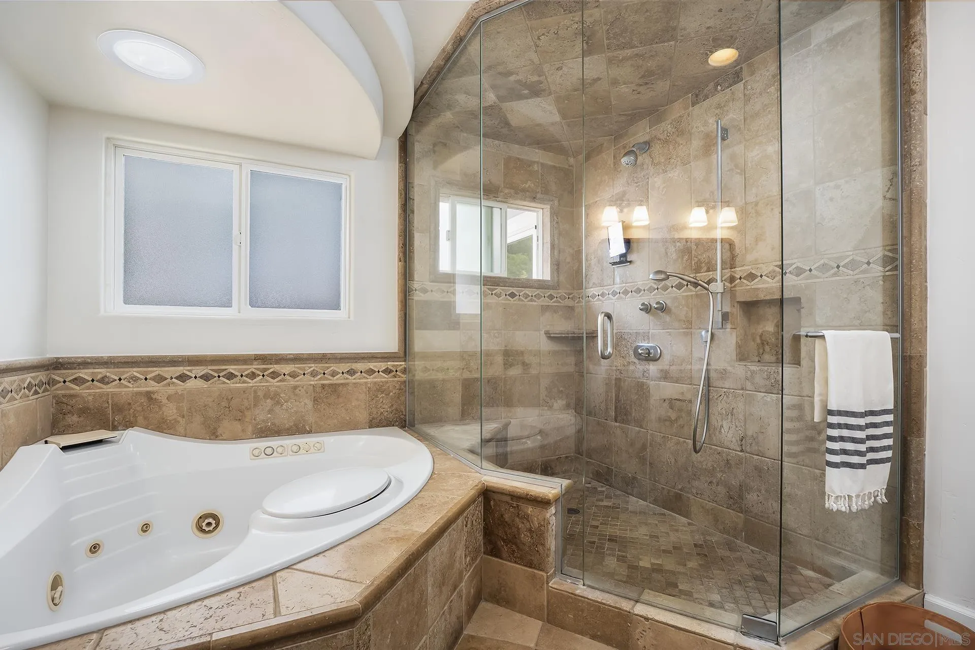 https://cdn.realtyfeed.com/cdn/127/260017036/f2fe4b167c5561cfba581edf41d74c1e.webp