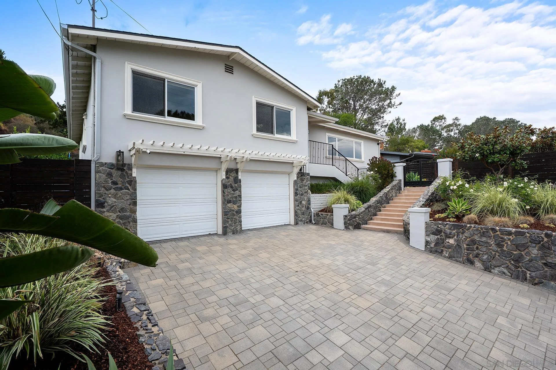 https://cdn.realtyfeed.com/cdn/127/260017036/f4937489662ced549dfc9ac9cfe7bd2a.webp