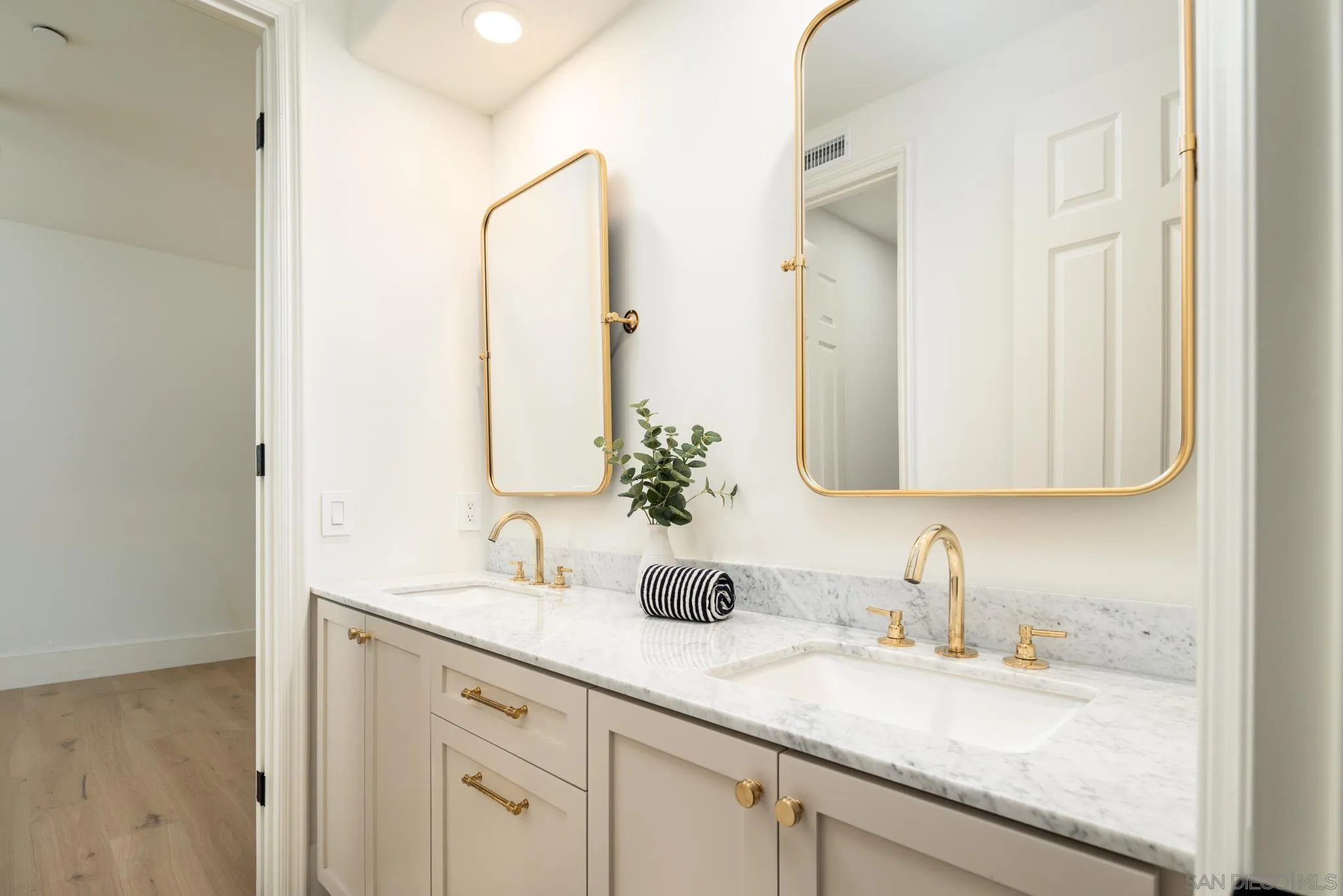 https://cdn.realtyfeed.com/cdn/127/260017041/78011d2119ed708944e7149721912566.webp