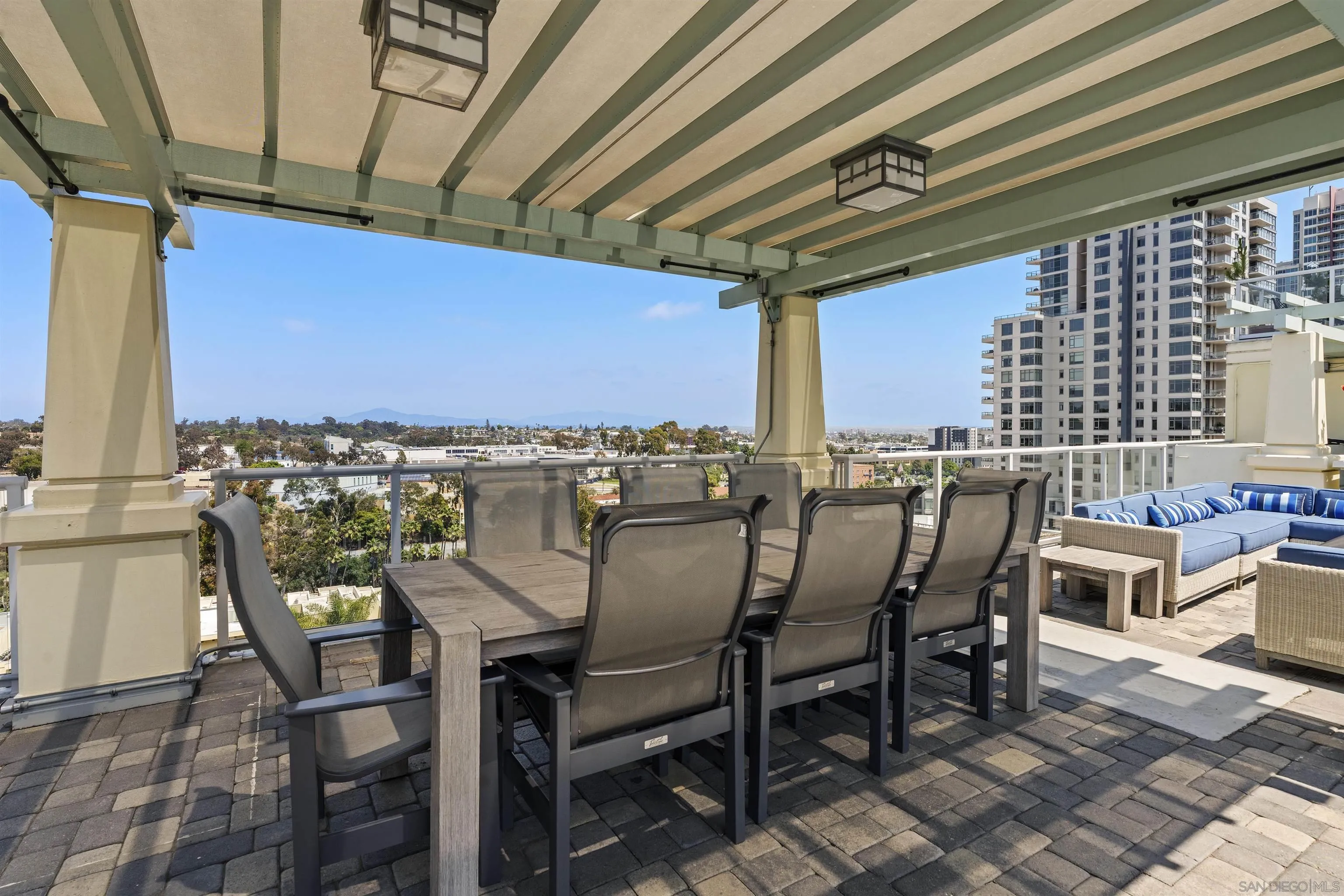https://cdn.realtyfeed.com/cdn/127/260017052/e38a8bc4e963794de99c27f13e4420aa.webp