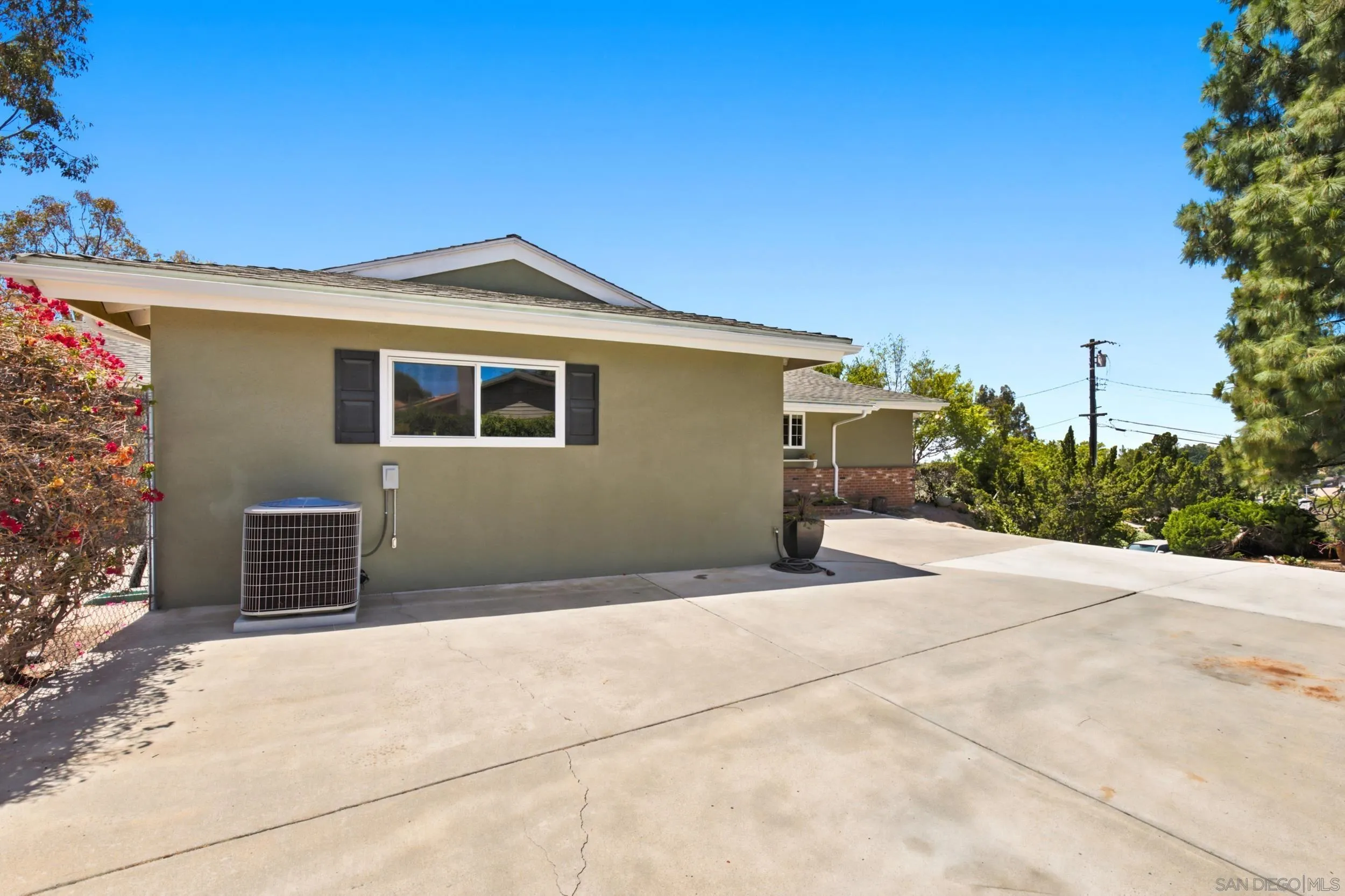 https://cdn.realtyfeed.com/cdn/127/260017115/580e432a991b54f010fd747b27c0ece5.webp