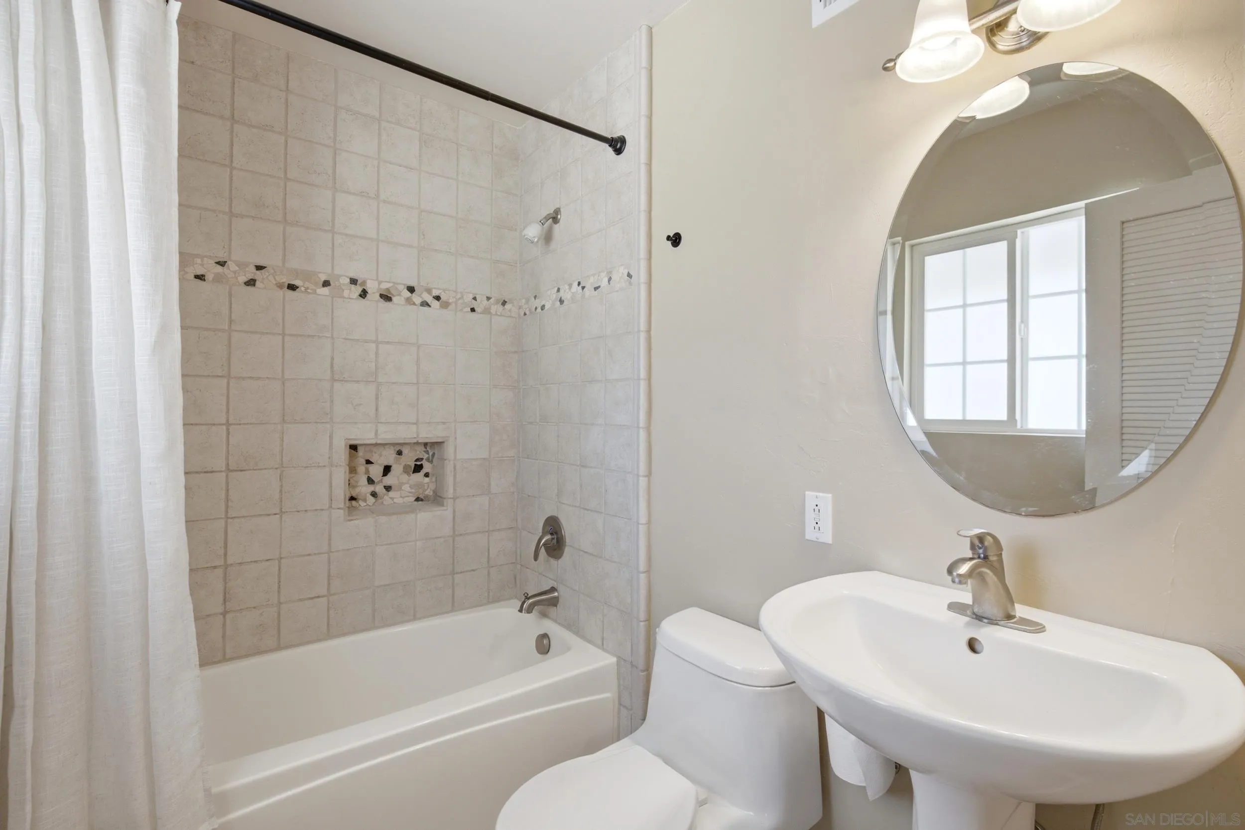 https://cdn.realtyfeed.com/cdn/127/260017115/831f1a65c8719220a28b79d0fe9e4759.webp