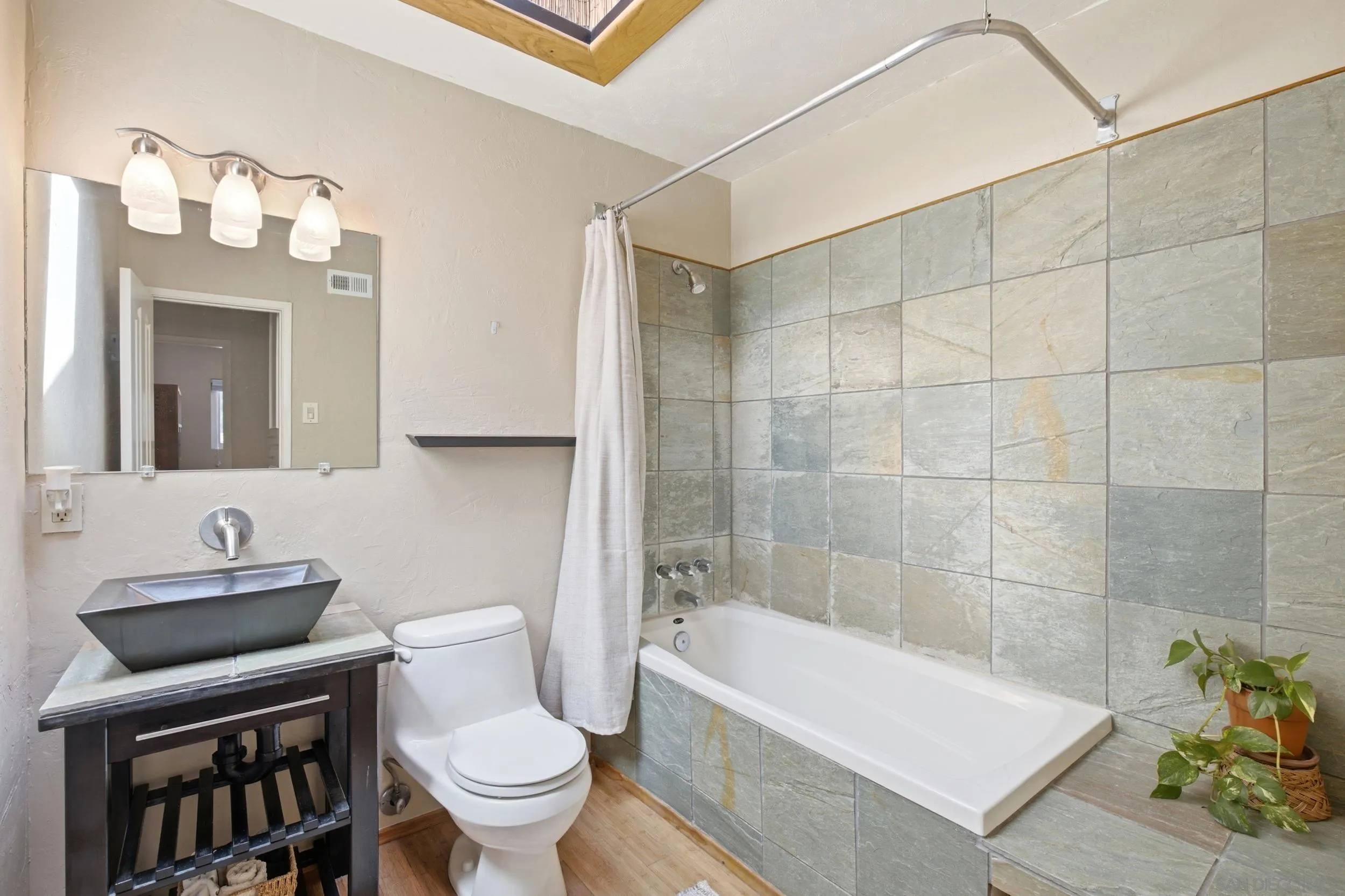 https://cdn.realtyfeed.com/cdn/127/260017115/97af7d18e81592860fc45541c7af4832.webp