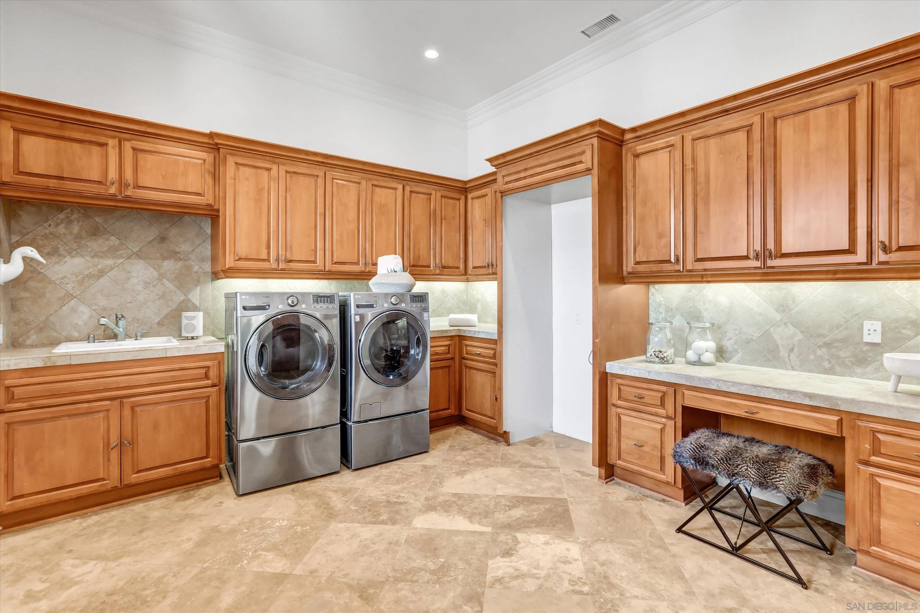 https://cdn.realtyfeed.com/cdn/127/260017138/51f5c63cdbe3e03f788643881391b6d5.webp