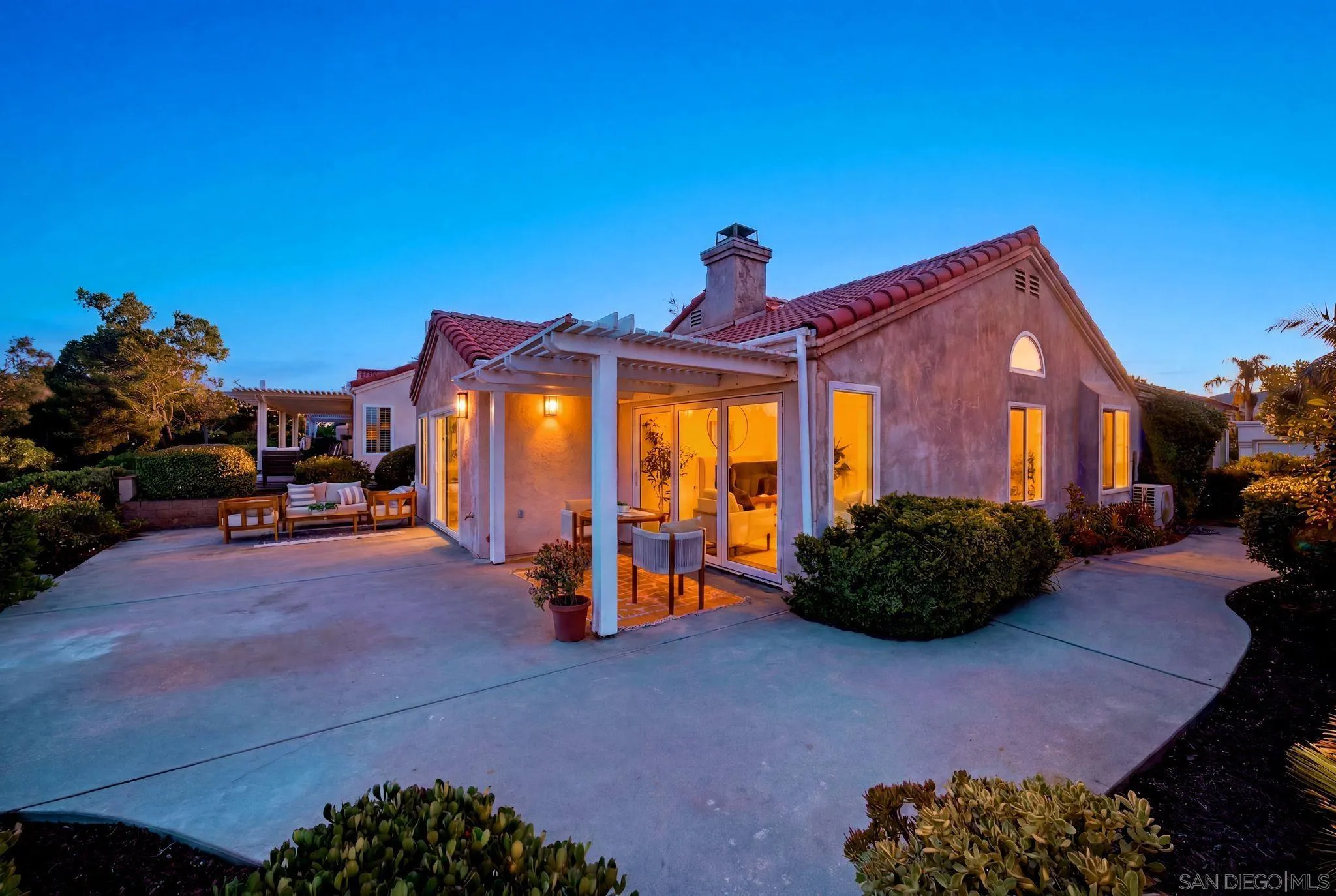 https://cdn.realtyfeed.com/cdn/127/260017161/8bda2e7ee349e2f318863d19f59c2ae5.webp