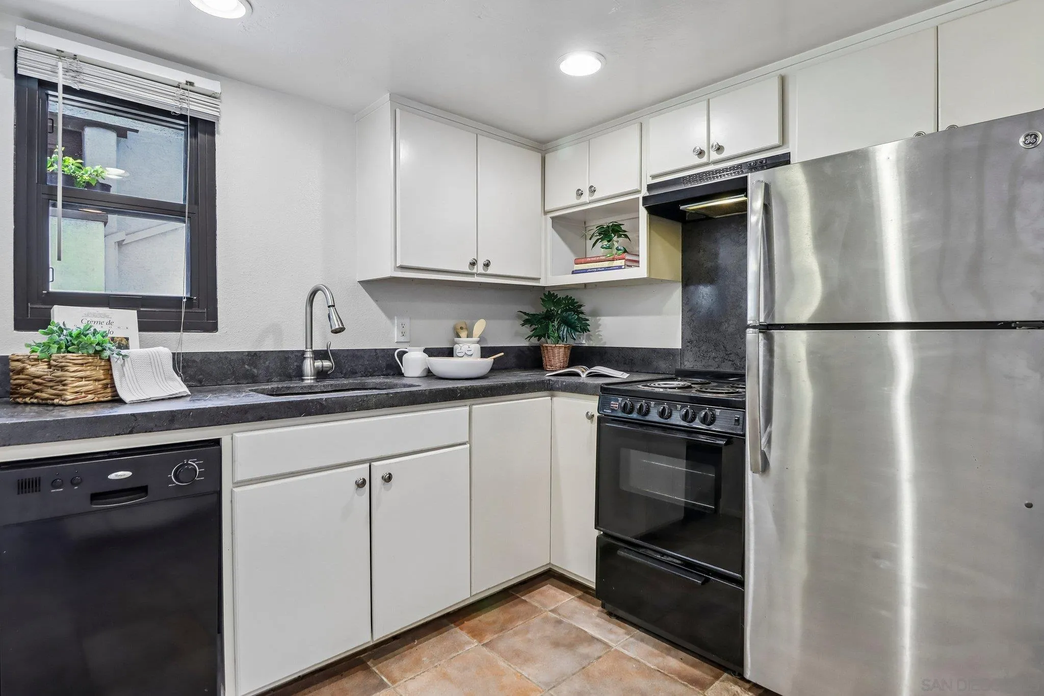 https://cdn.realtyfeed.com/cdn/127/260017189/0804a20d03e91498ec677281bdea4583.webp
