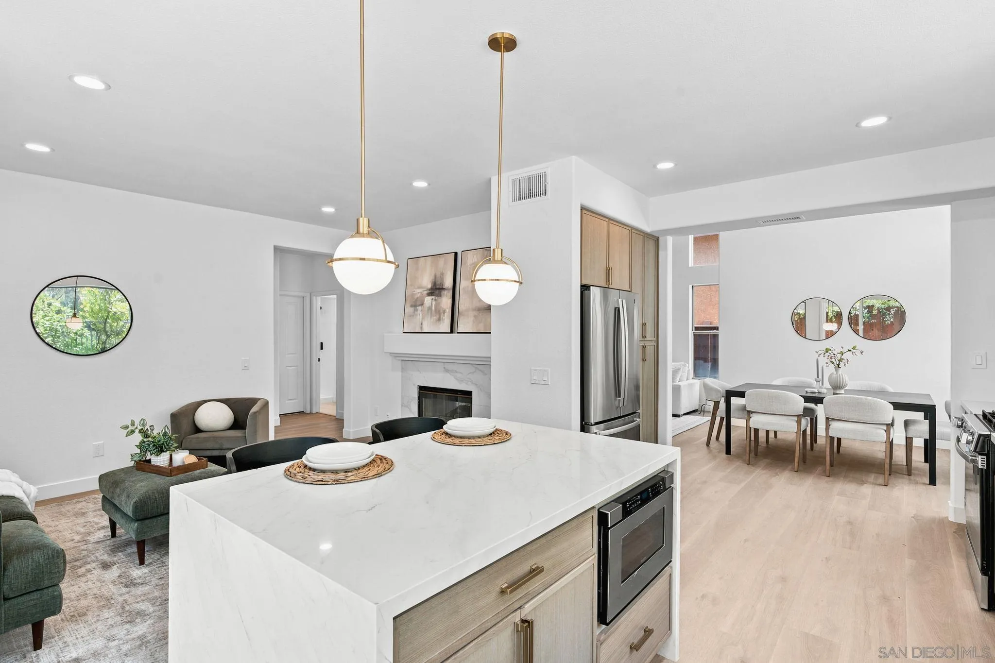 https://cdn.realtyfeed.com/cdn/127/260017228/37c163717b2b5b4ce19df0bfd6f7bee4.webp