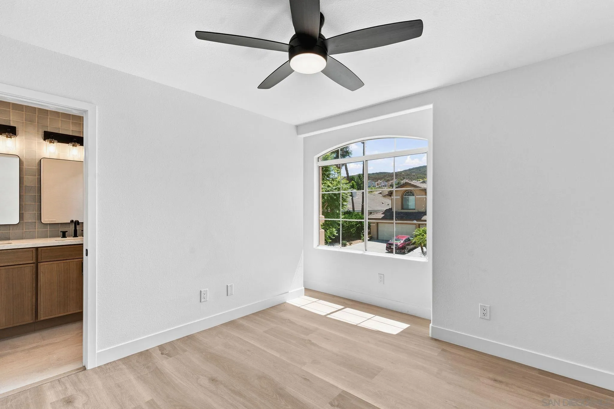 https://cdn.realtyfeed.com/cdn/127/260017228/75fc419fb253963b32e325f1cdb38252.webp