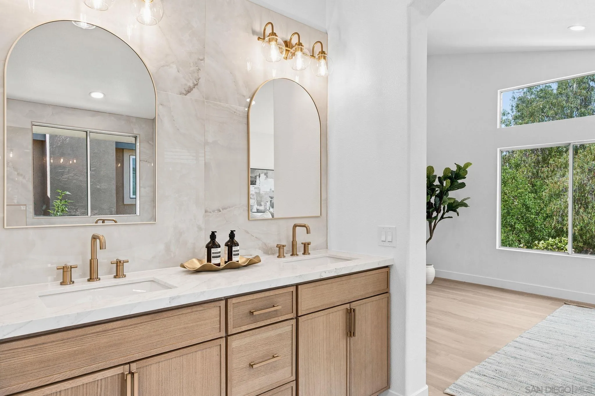 https://cdn.realtyfeed.com/cdn/127/260017228/86c5b127655ea426fec27bc5392fc1e4.webp