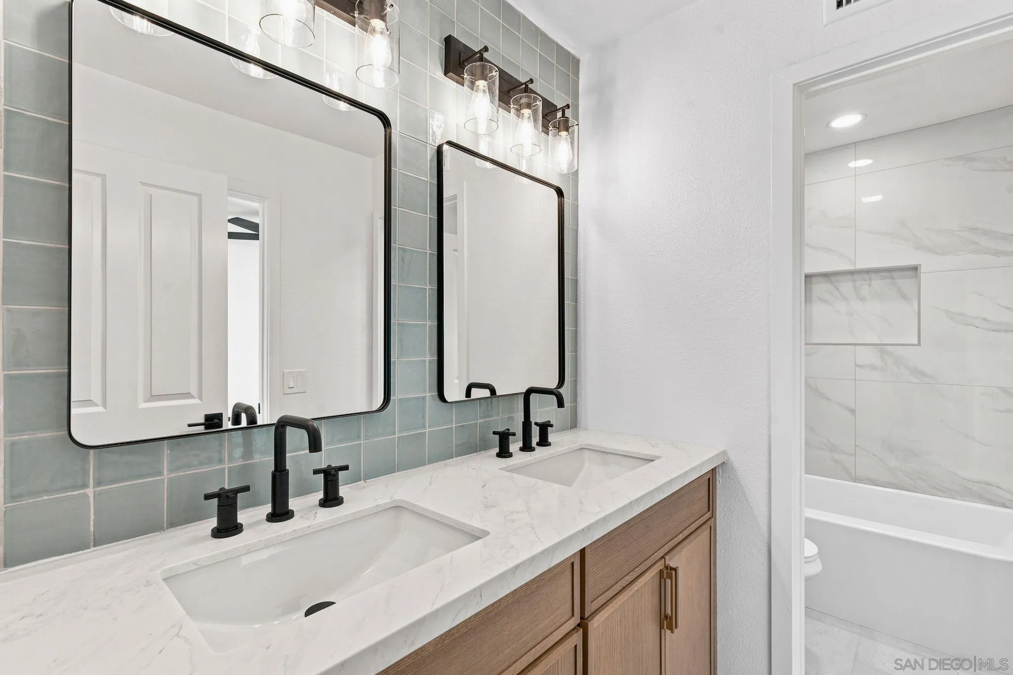 https://cdn.realtyfeed.com/cdn/127/260017228/9c0d837a3813bf140873b601ac1f79d9.webp