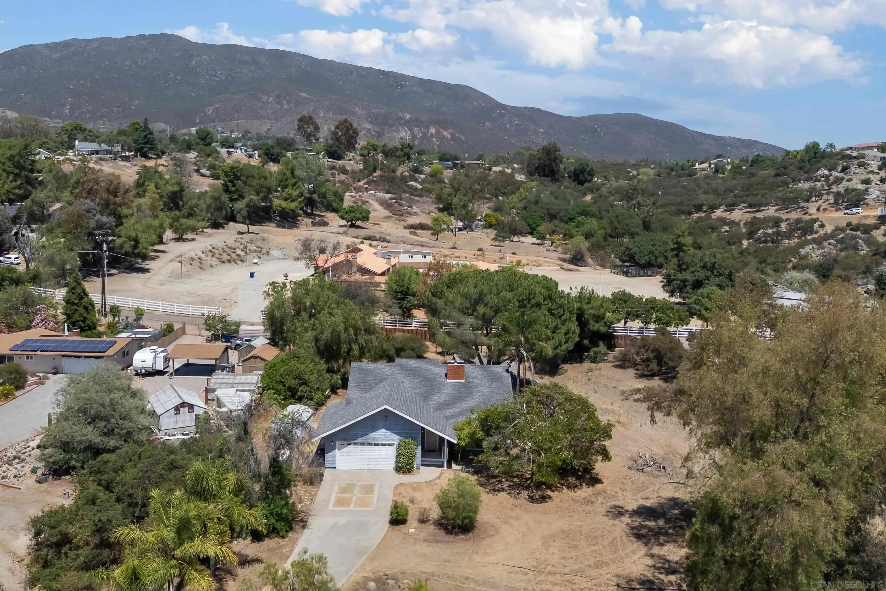 https://cdn.realtyfeed.com/cdn/127/260017257/bb8423539befd0bd4853b525f5a45bcf.webp