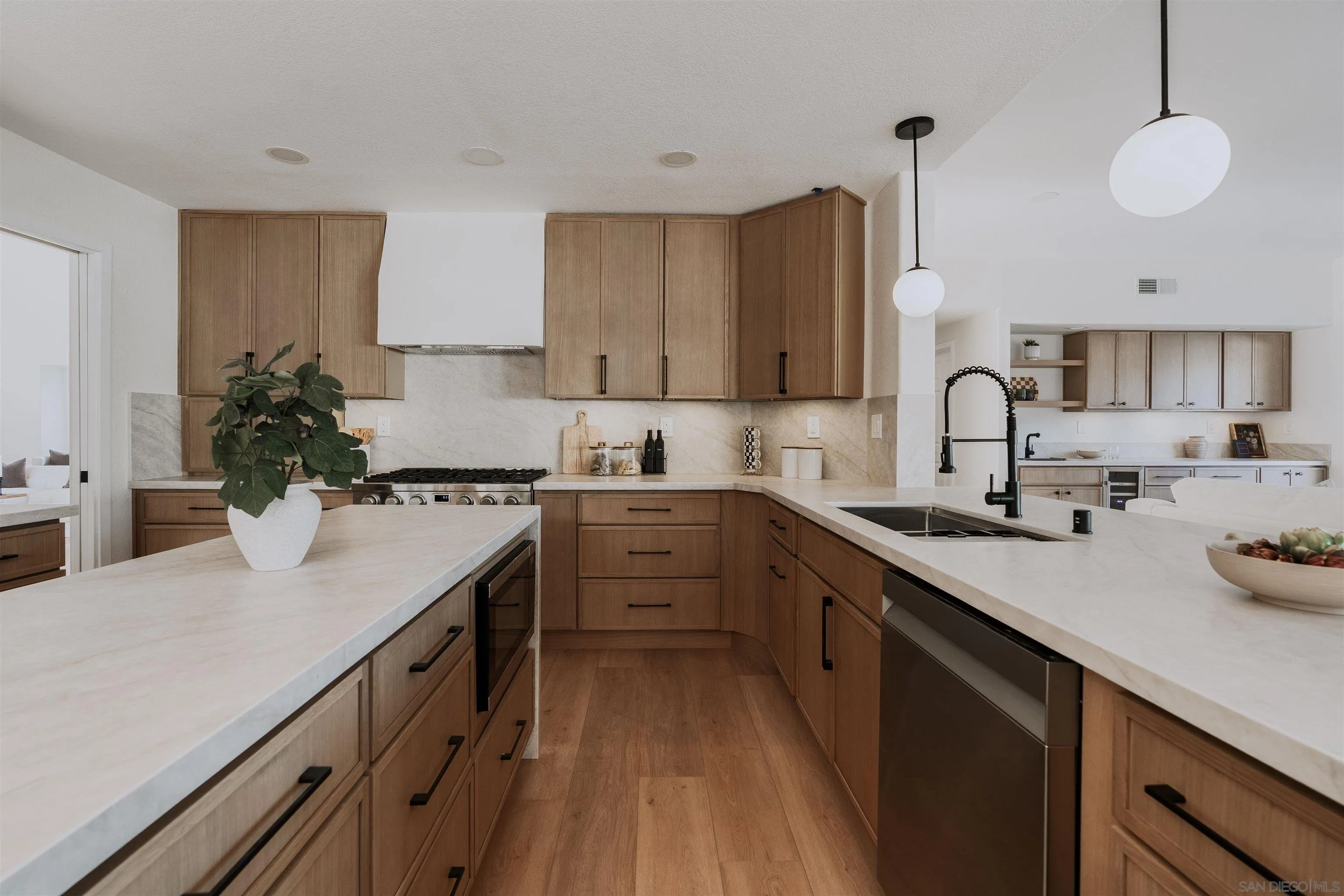 https://cdn.realtyfeed.com/cdn/127/260017318/281de6dcfb73fbec29f0c72b6b132cf6.webp