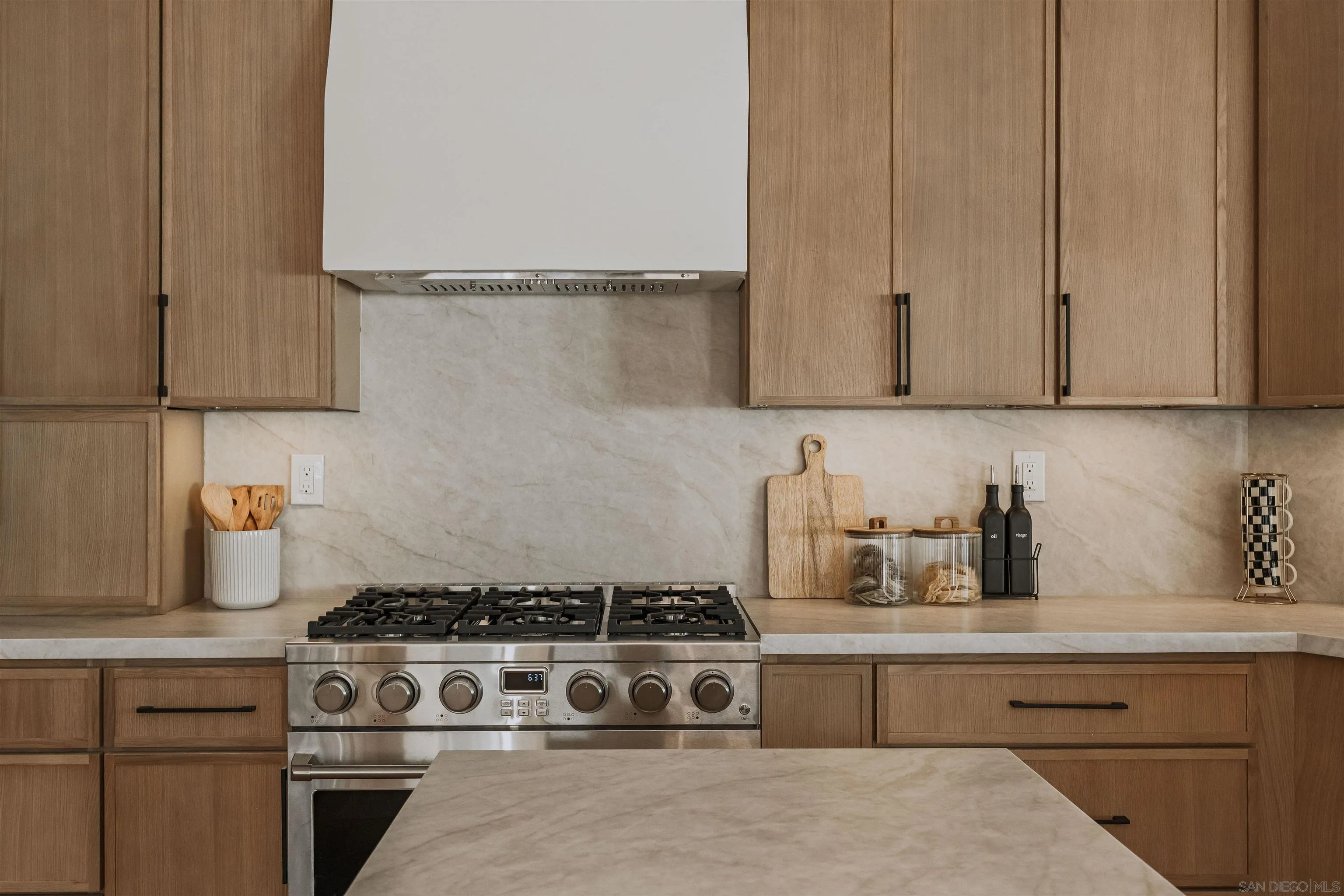 https://cdn.realtyfeed.com/cdn/127/260017318/49ec139d728d8582f60639e163a945f4.webp