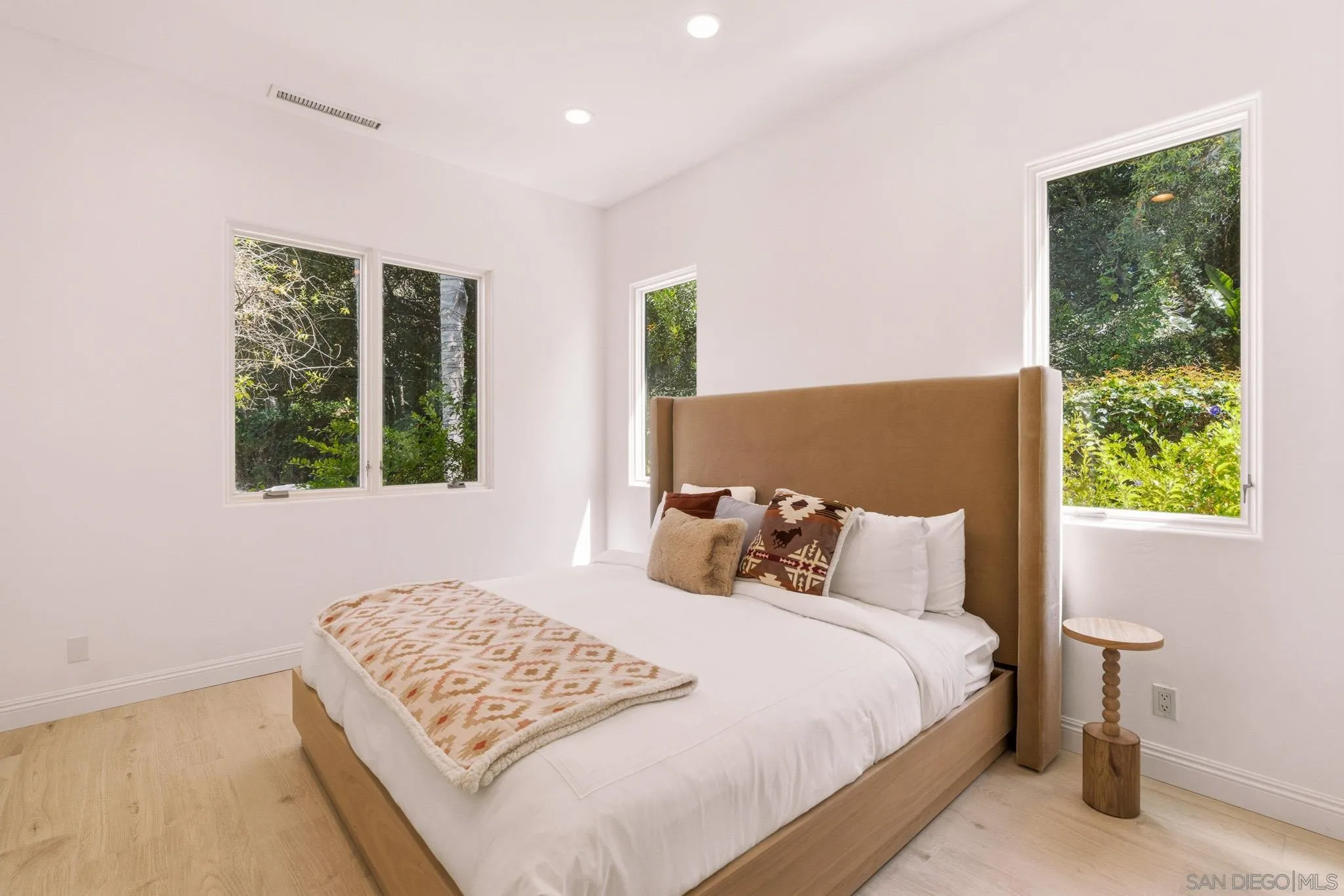 https://cdn.realtyfeed.com/cdn/127/260017341/818cef60a60ef709fceab4cccab5a7d3.webp