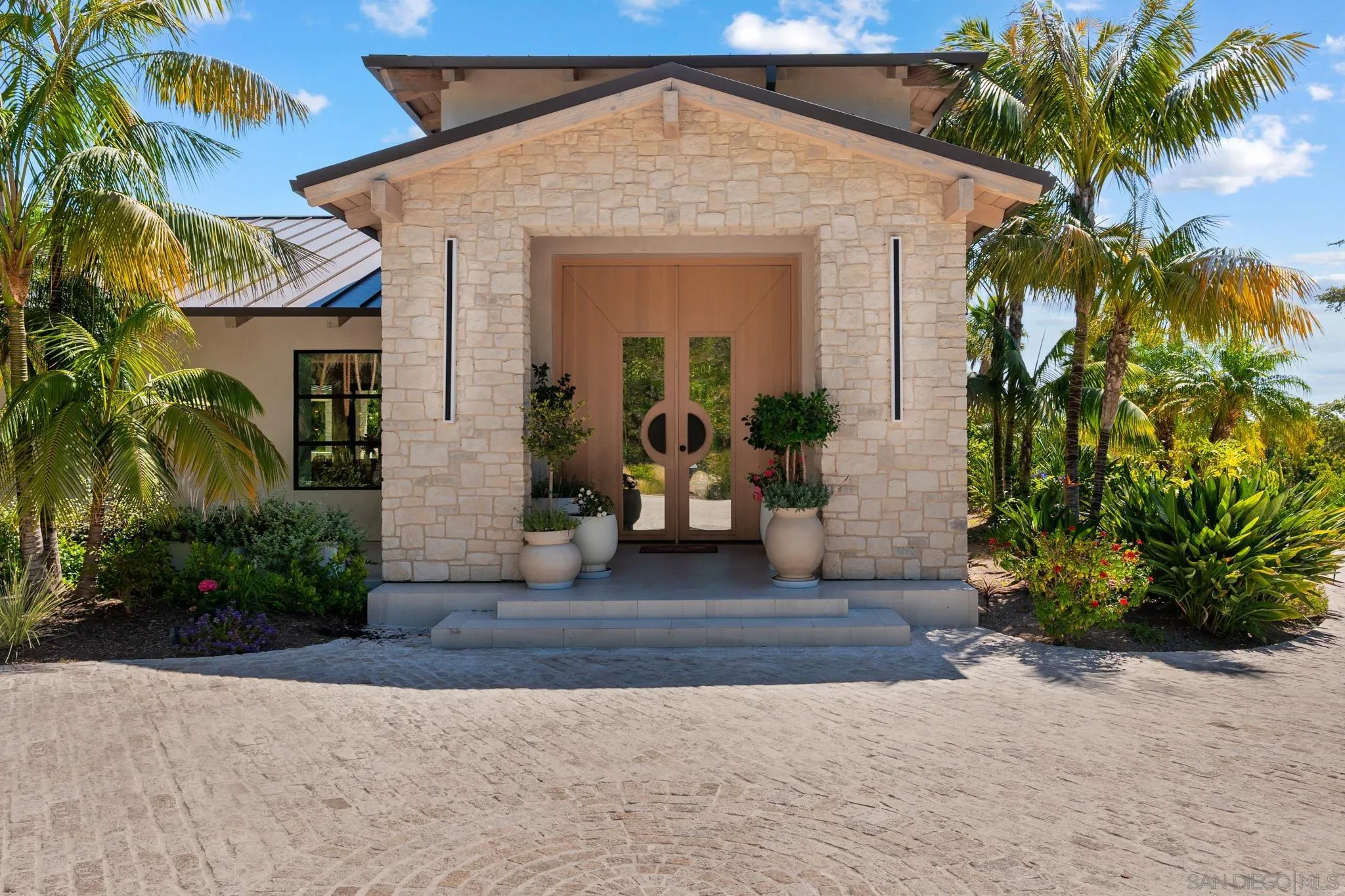 https://cdn.realtyfeed.com/cdn/127/260017341/a668f49b9d1b9f95f9a6548fa6926383.webp