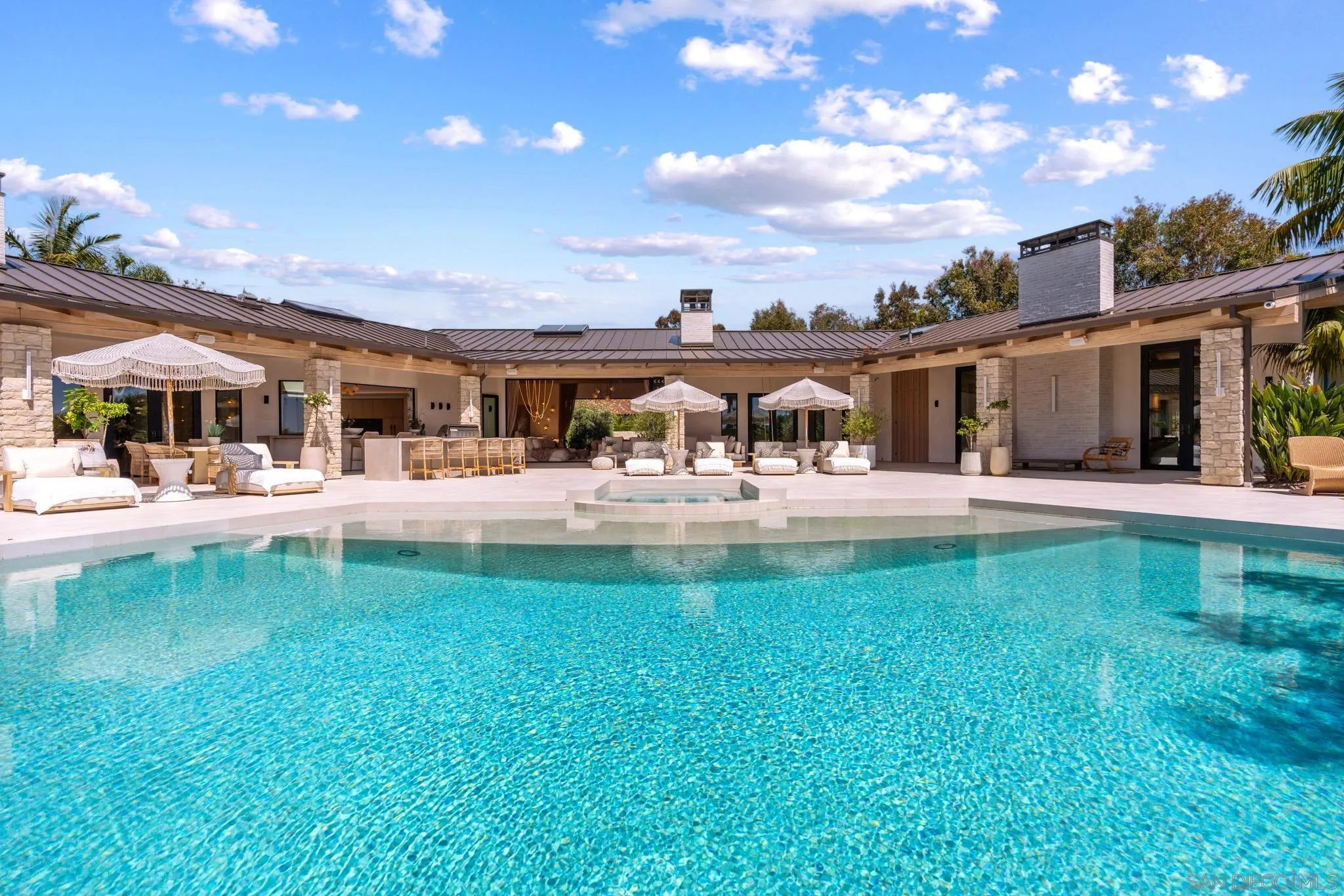 https://cdn.realtyfeed.com/cdn/127/260017341/e51369710491b4d8abb80fee391c6b07.webp