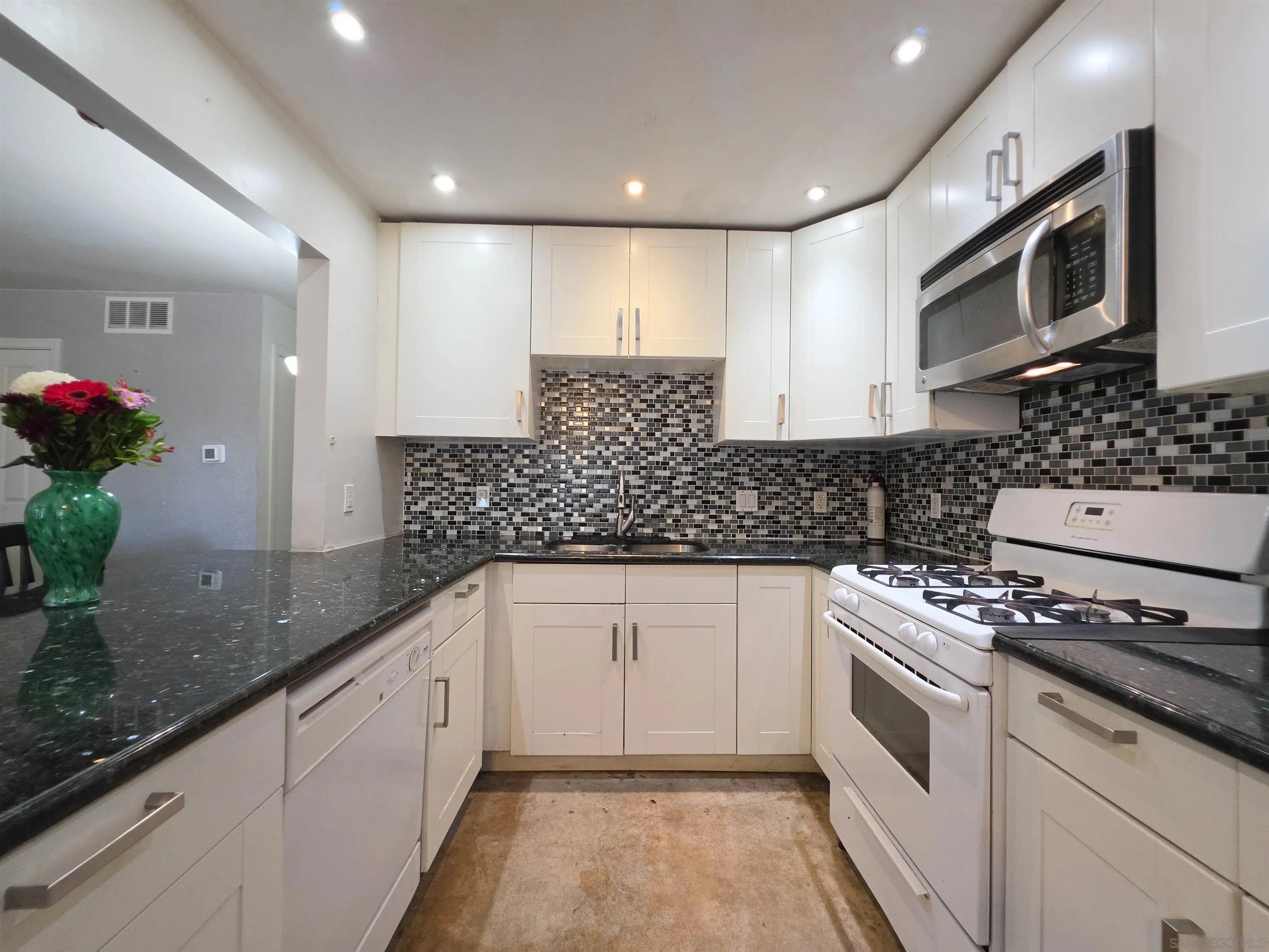 Photo #12: 260017347 Listing: Photo #12