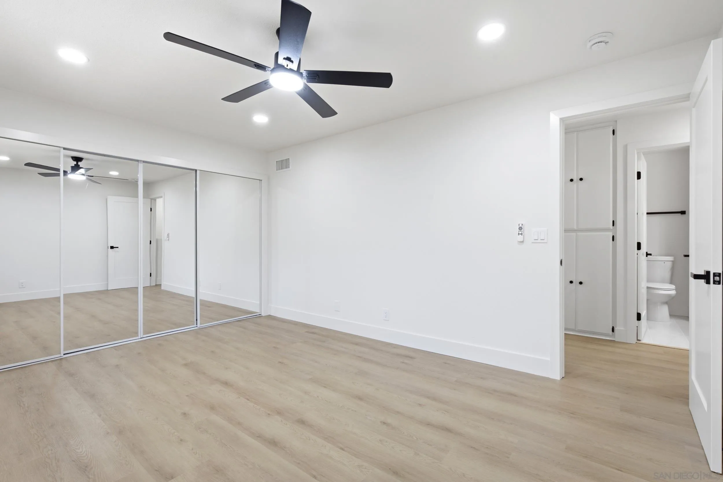 https://cdn.realtyfeed.com/cdn/127/260017353/5fe5a5ac4e8a410e95f99d47973356d6.webp