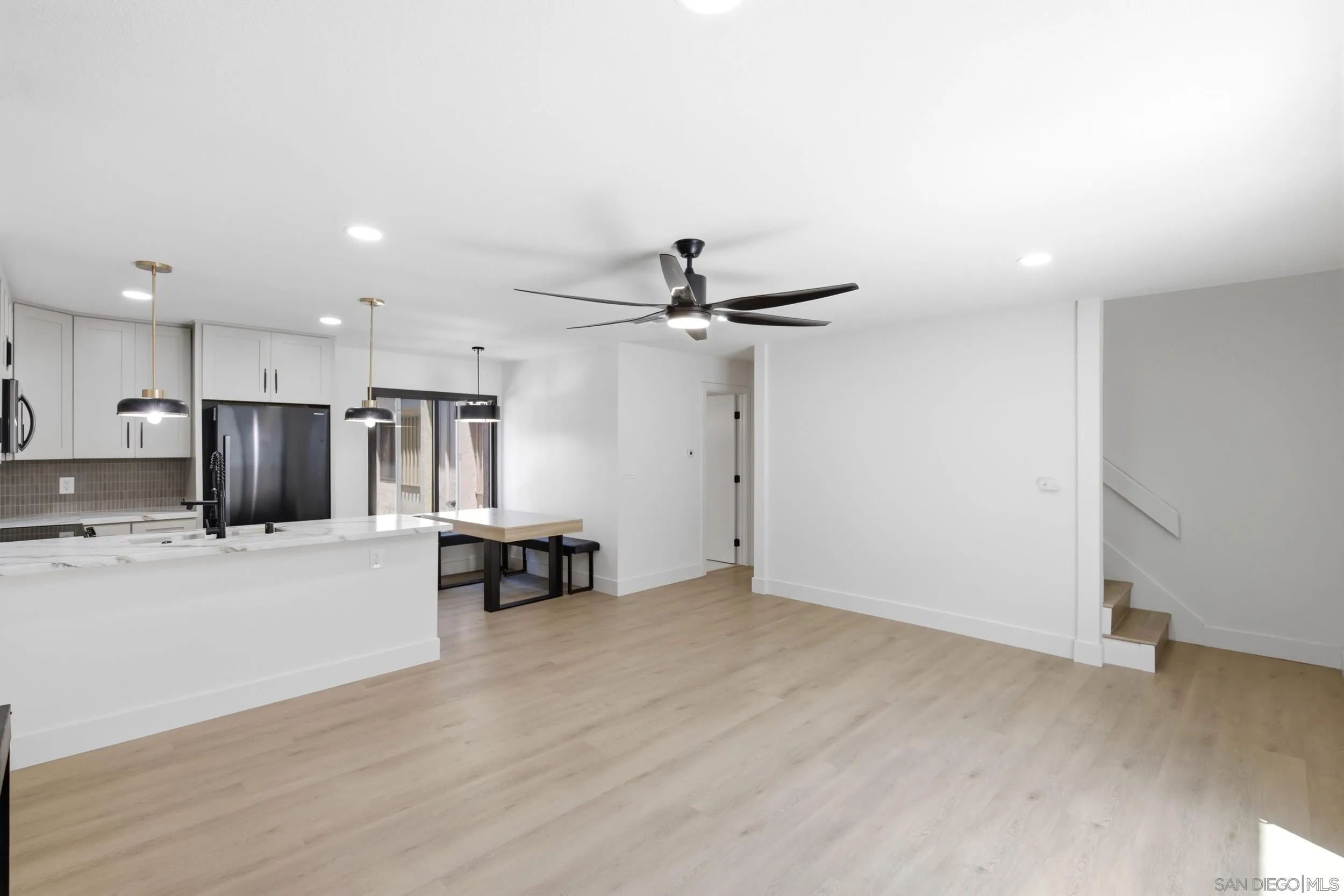https://cdn.realtyfeed.com/cdn/127/260017353/a0ee88ab255987b7a44994ef421ad928.webp