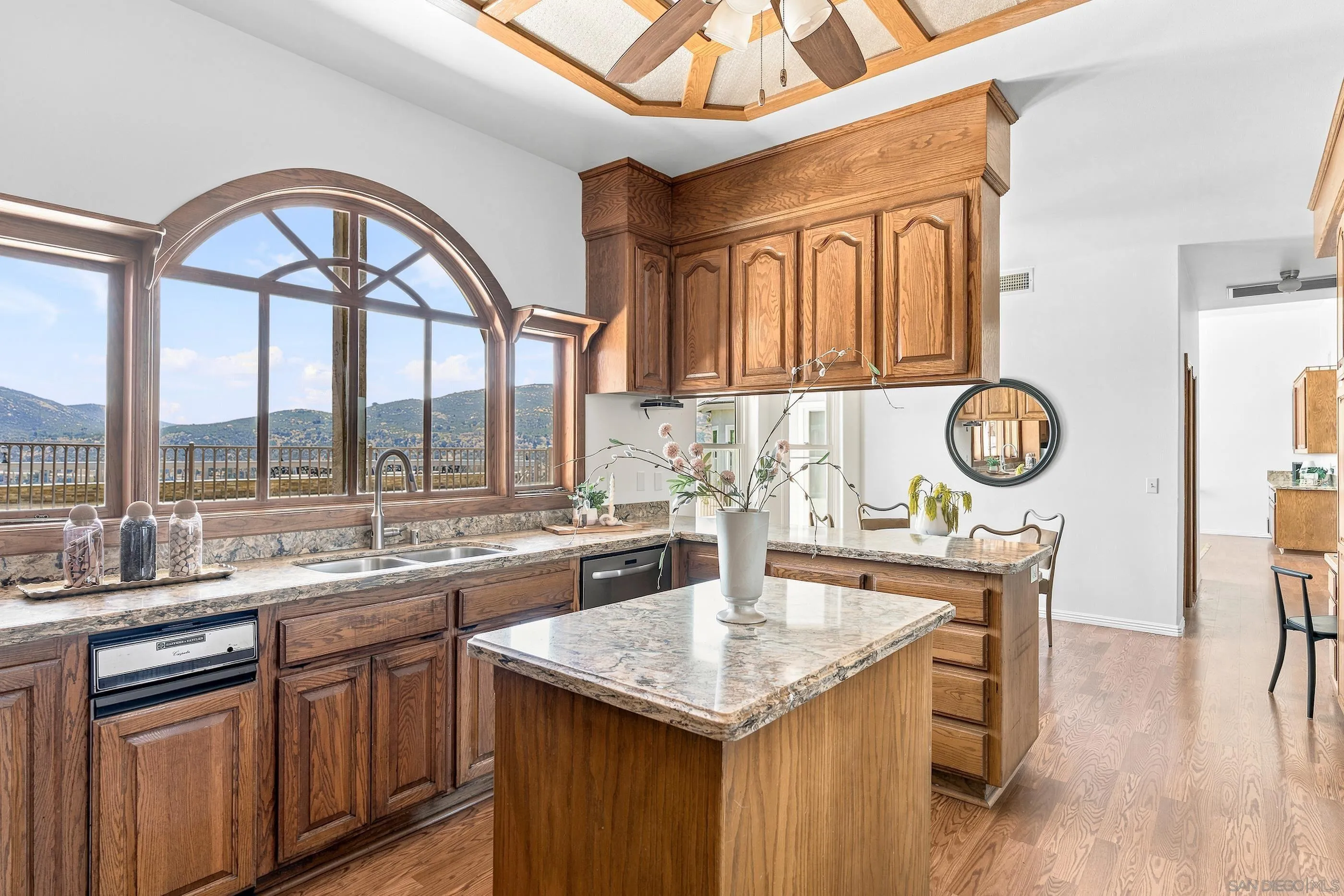 https://cdn.realtyfeed.com/cdn/127/260017361/a925870e524d0f4aeefa82b6613622c0.webp