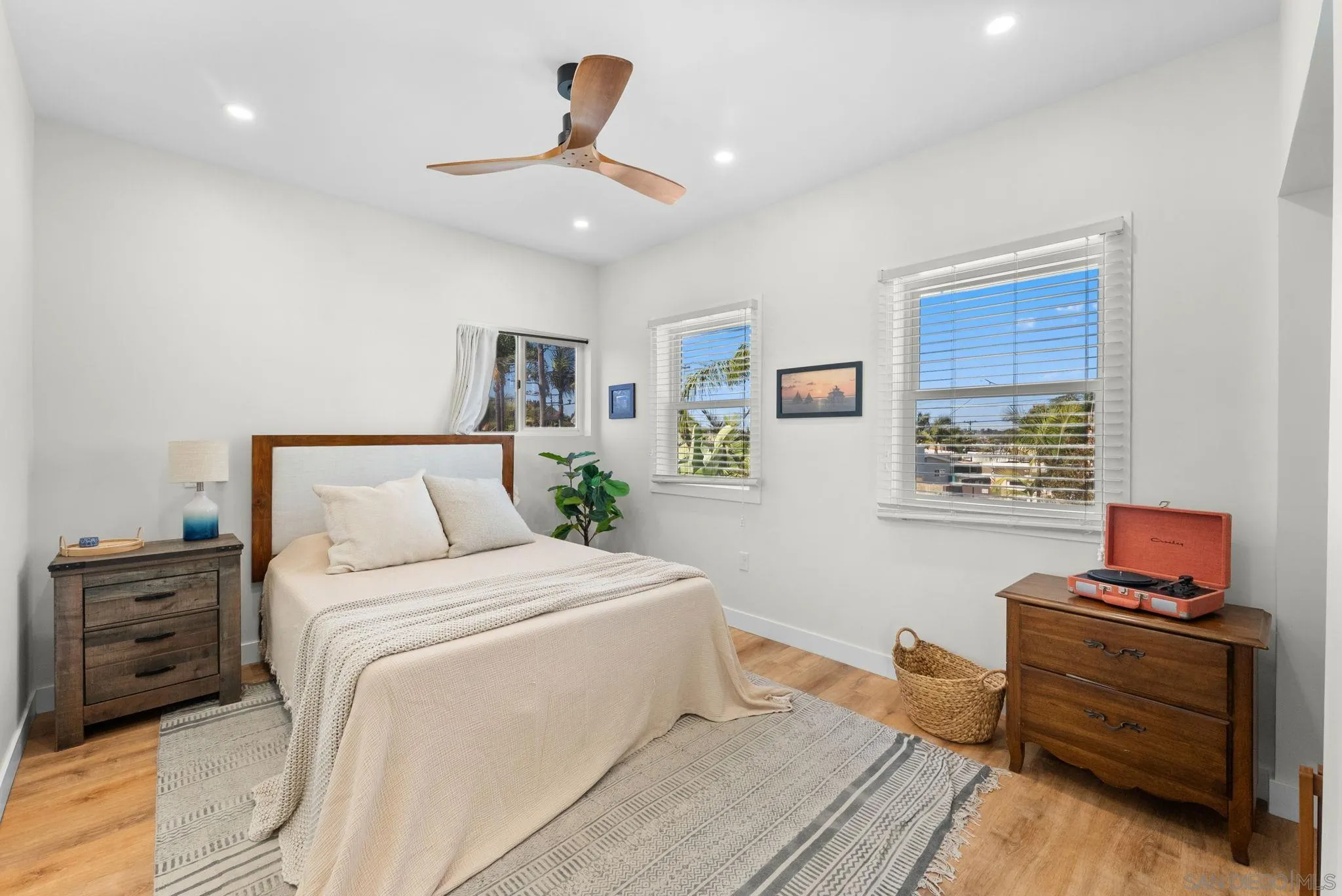 https://cdn.realtyfeed.com/cdn/127/260017370/7128f6be700c3ae3f968ddabaa50c00b.webp