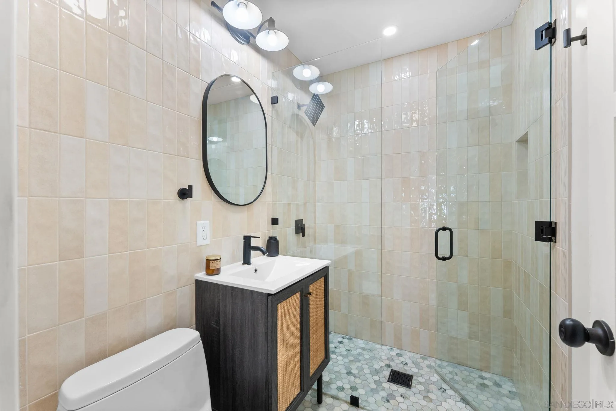 https://cdn.realtyfeed.com/cdn/127/260017370/abee49af0d99f32853a676d32638e4f3.webp