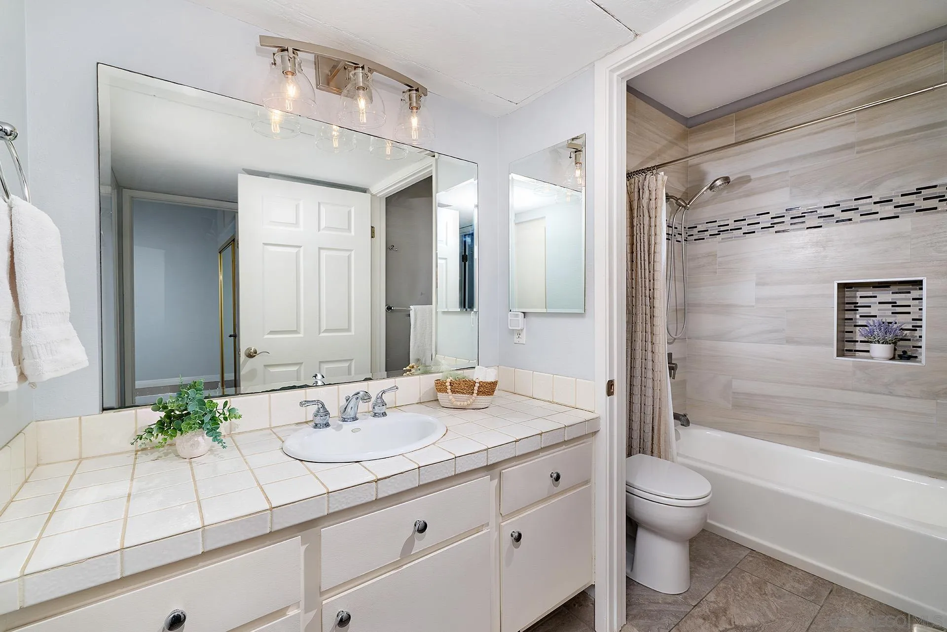 https://cdn.realtyfeed.com/cdn/127/260017381/6ed6e8bf94b2e62236bc8a7a89b06e4f.webp