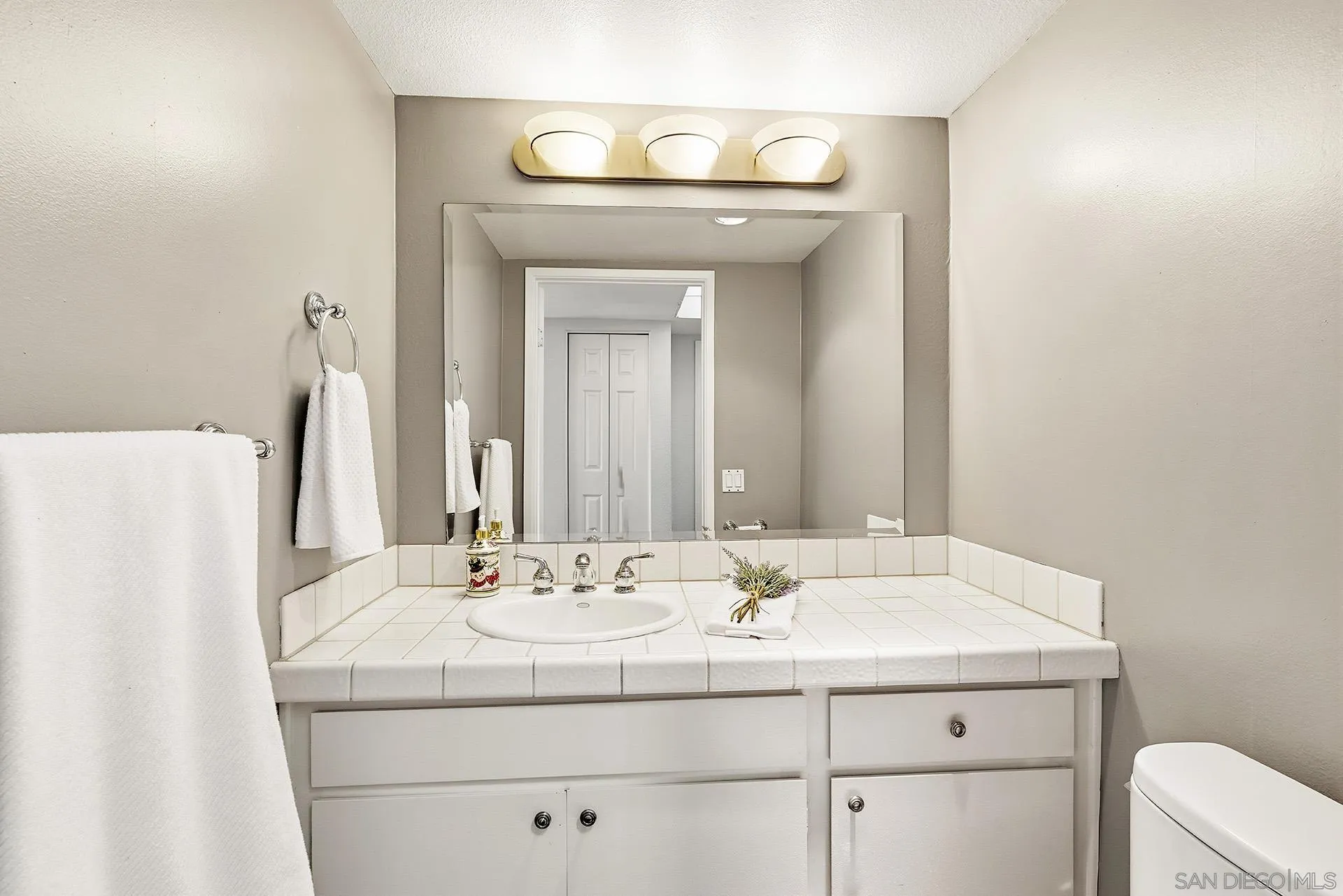 https://cdn.realtyfeed.com/cdn/127/260017381/df1a2b8ba8dbffe6c3c5125594547342.webp