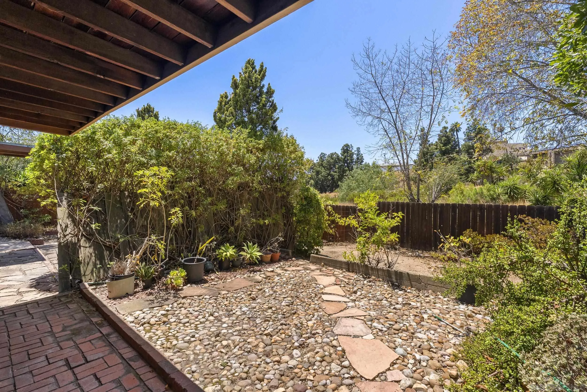 https://cdn.realtyfeed.com/cdn/127/260017382/03417aa56240ac0121336f49dacc270a.webp