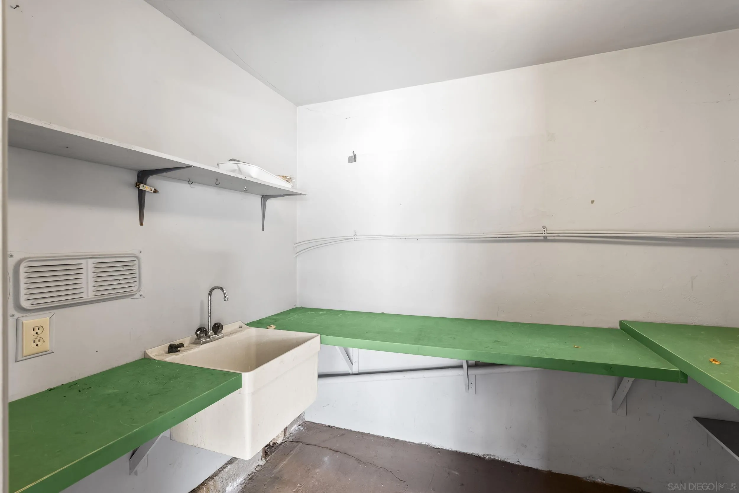 https://cdn.realtyfeed.com/cdn/127/260017382/2286297effd447f145787100691ba062.webp