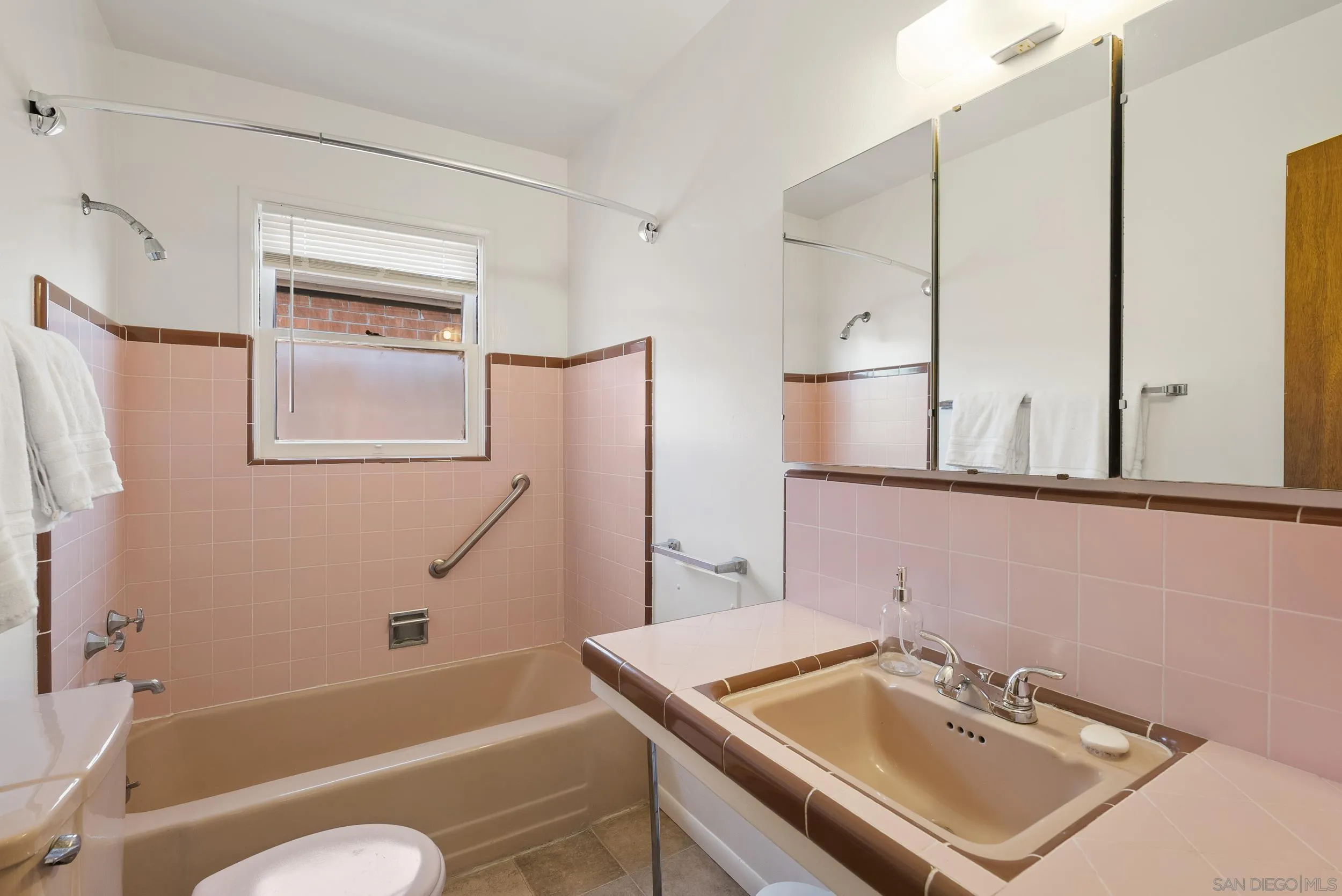 https://cdn.realtyfeed.com/cdn/127/260017382/af83f64d3868d07f5f521faf9fccf8e9.webp