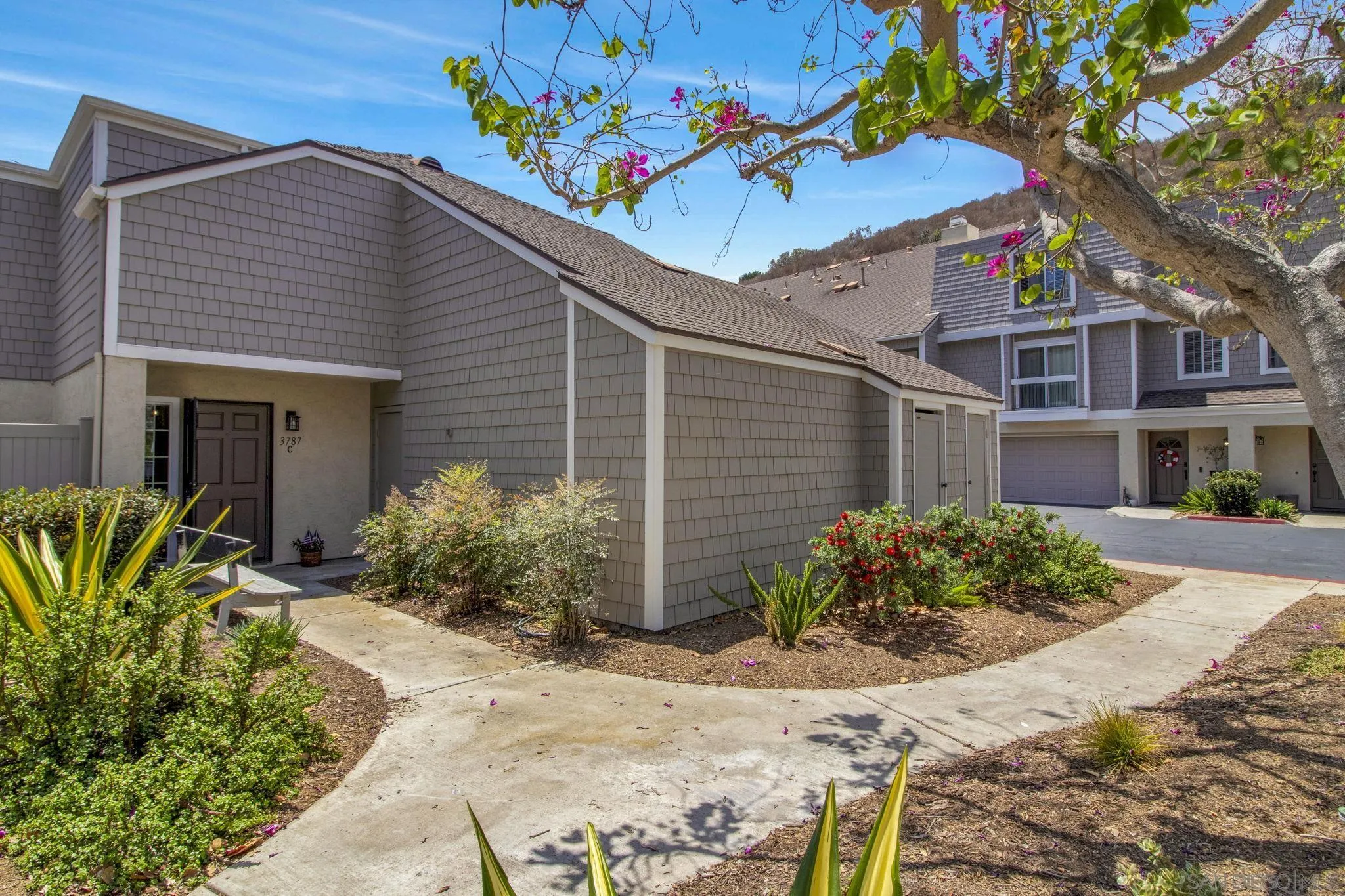 Photo #1: 260017387 Listing: Photo #1