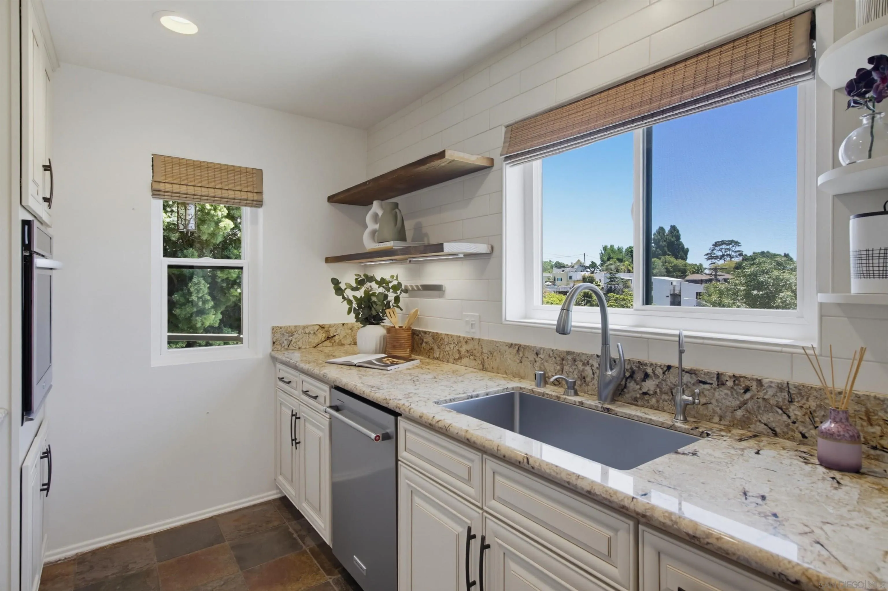 https://cdn.realtyfeed.com/cdn/127/260017394/c8c6c46ea87204754446f81523885bb7.webp
