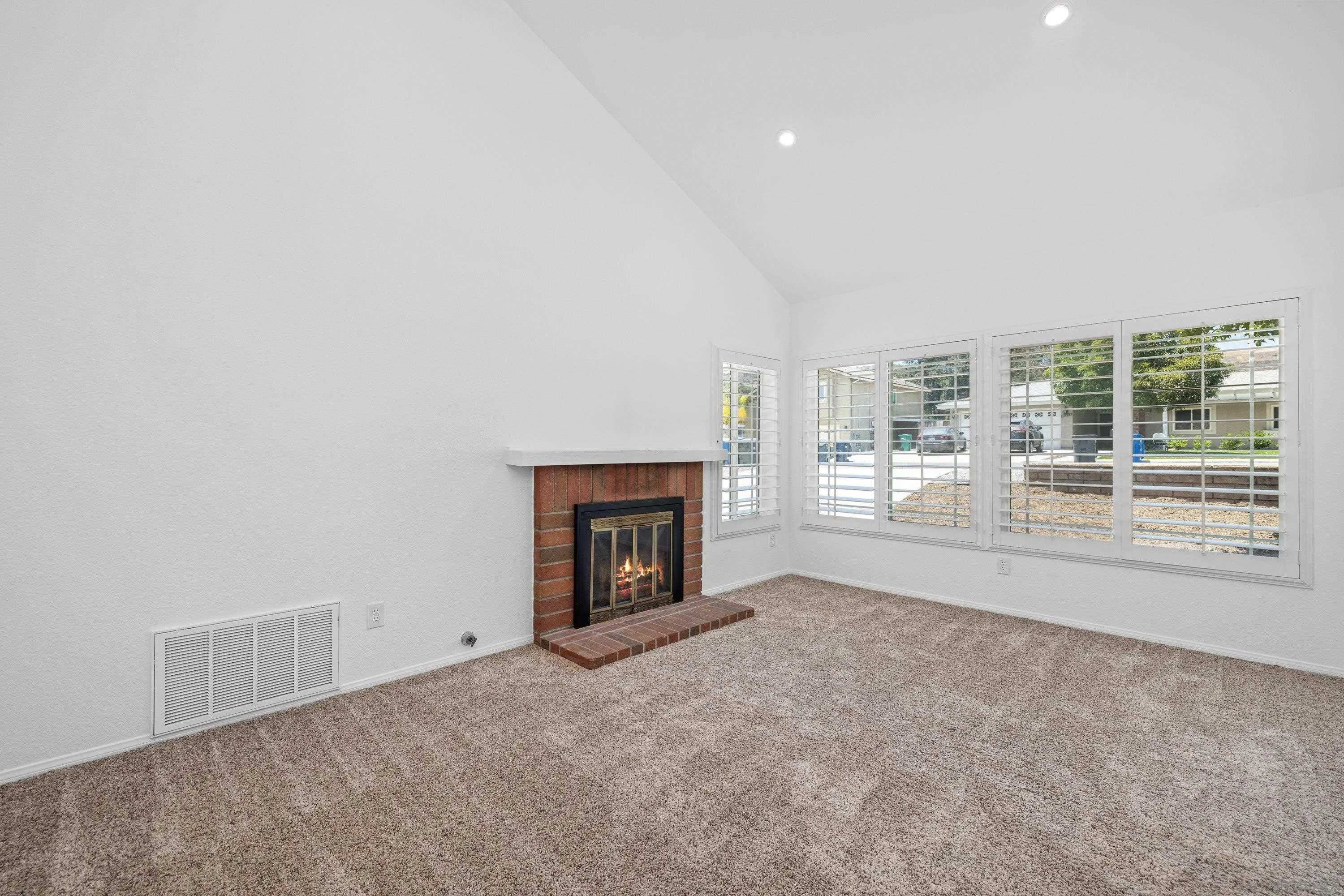 https://cdn.realtyfeed.com/cdn/127/260017397/78f74c05bc2ee3426e44691a71e79feb.webp
