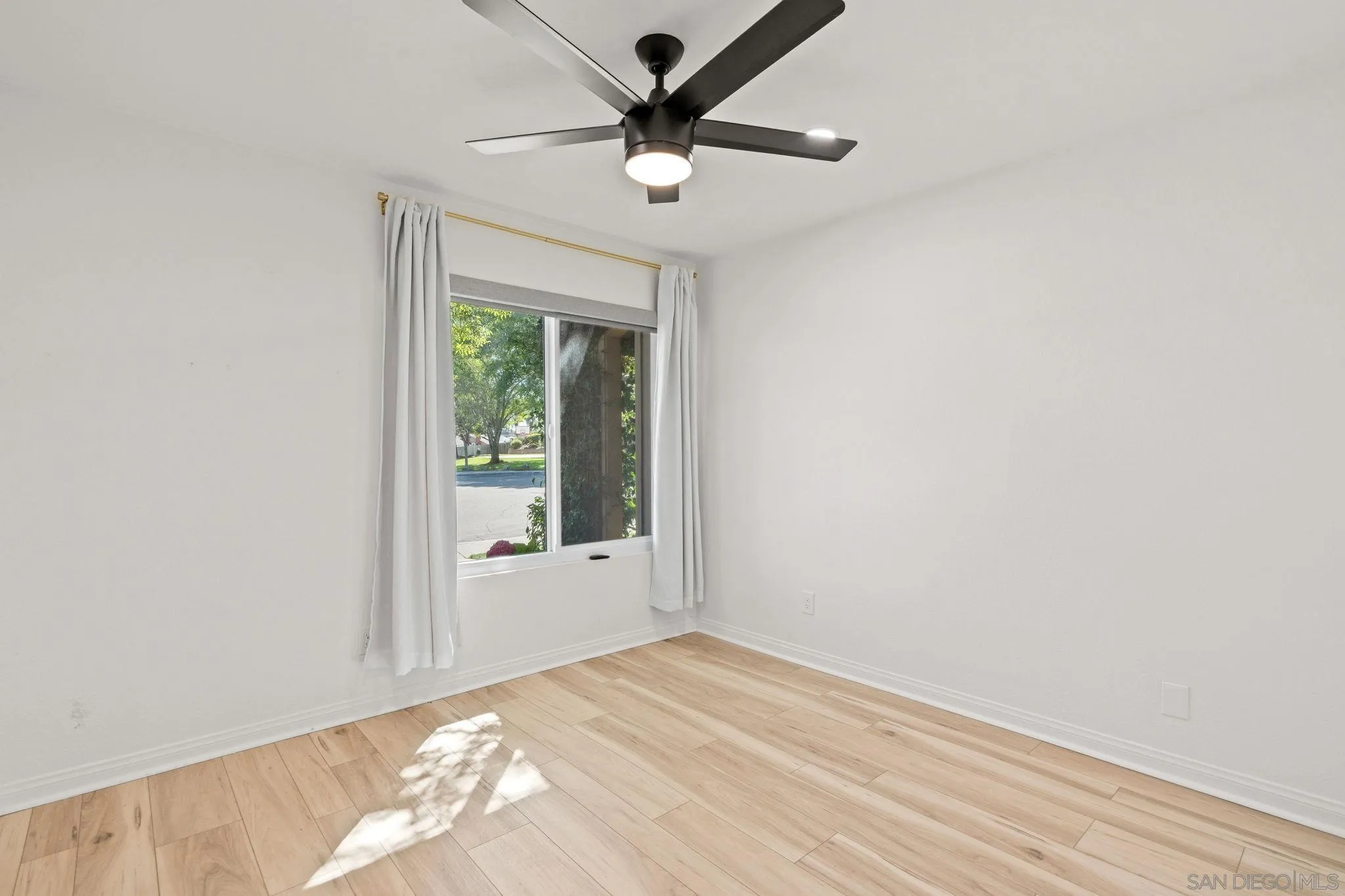 https://cdn.realtyfeed.com/cdn/127/260017398/046b63ee562d8997f2d7fb55f6f6941d.webp