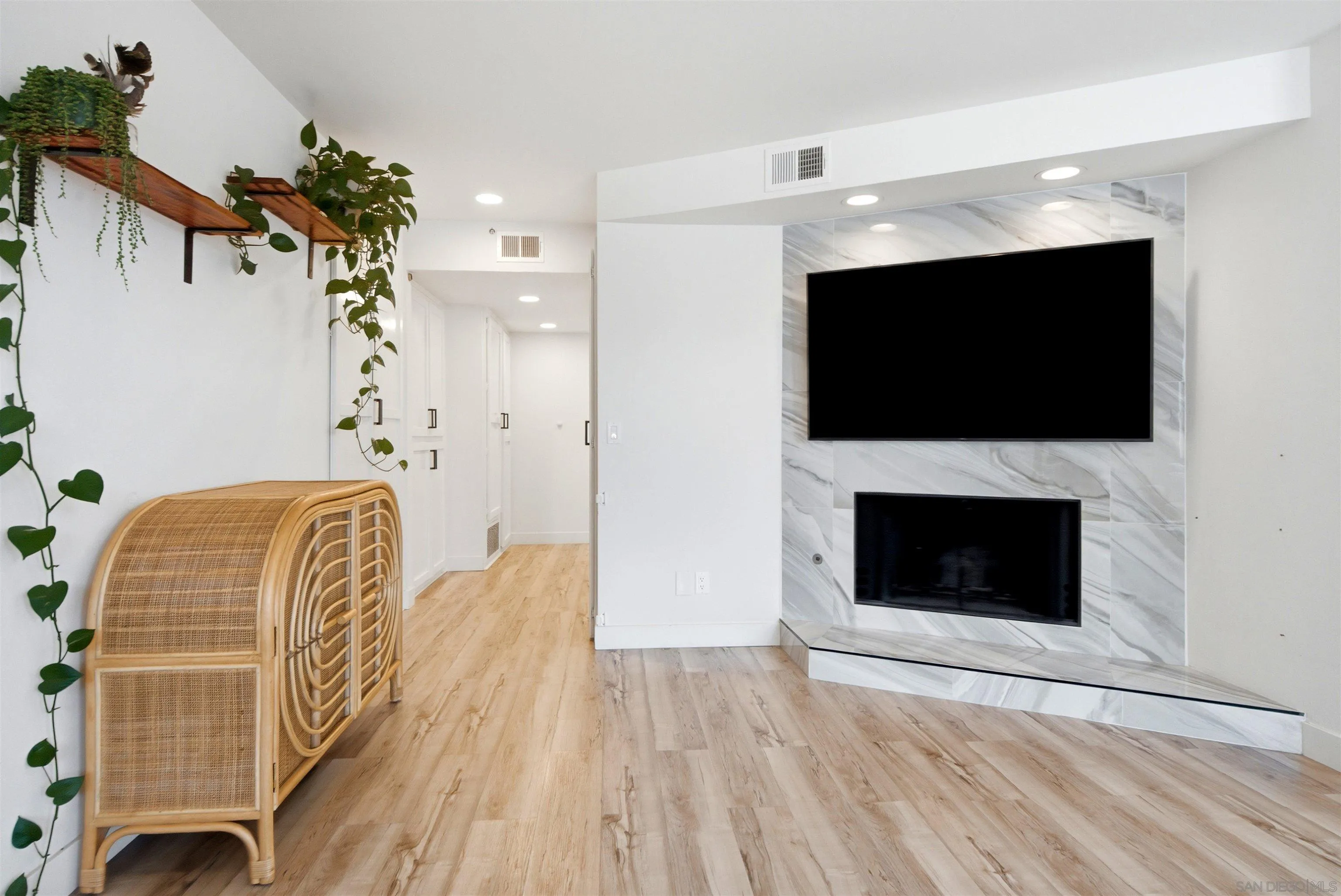 https://cdn.realtyfeed.com/cdn/127/260017408/cb8c59d36d77df41ed6b23a3f2a67b45.webp