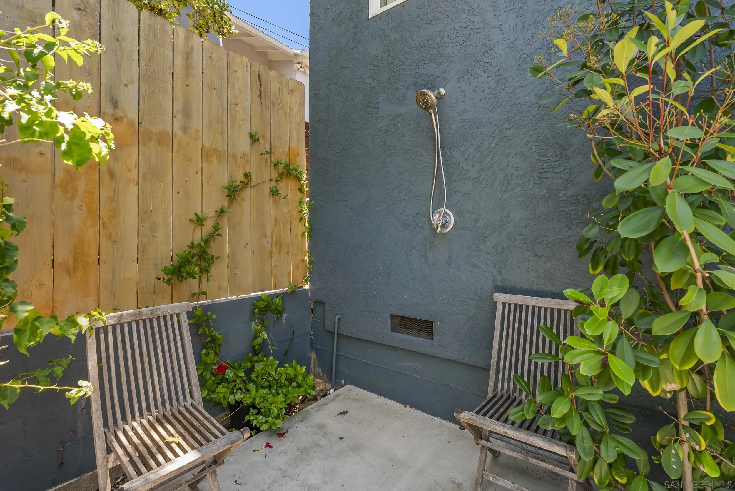 https://cdn.realtyfeed.com/cdn/127/260017413/42c2edea6da44641f4c706ea0aee6b64.webp