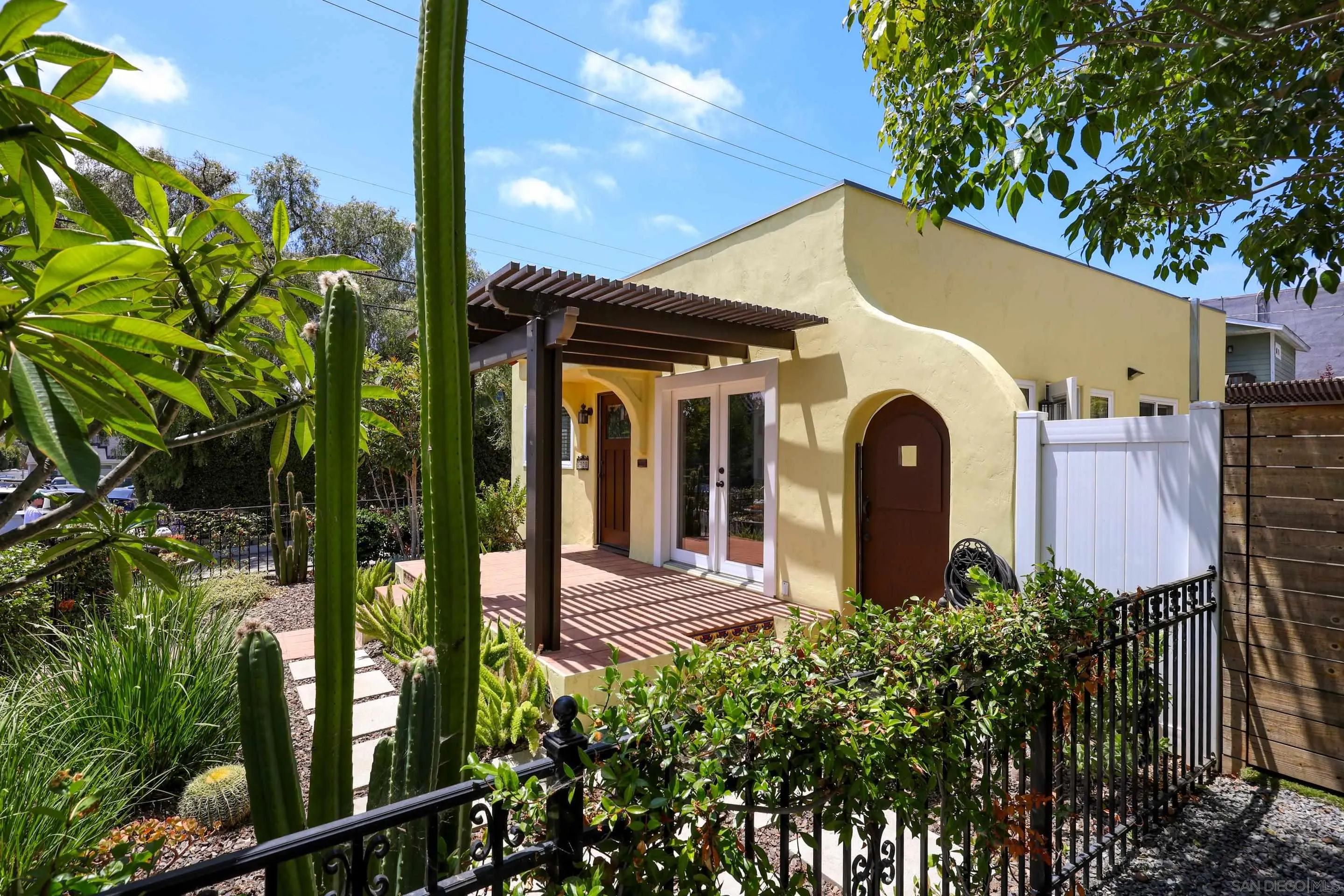 https://cdn.realtyfeed.com/cdn/127/260017418/f1da9518f791e1cb9b62ecf7f01b0440.webp