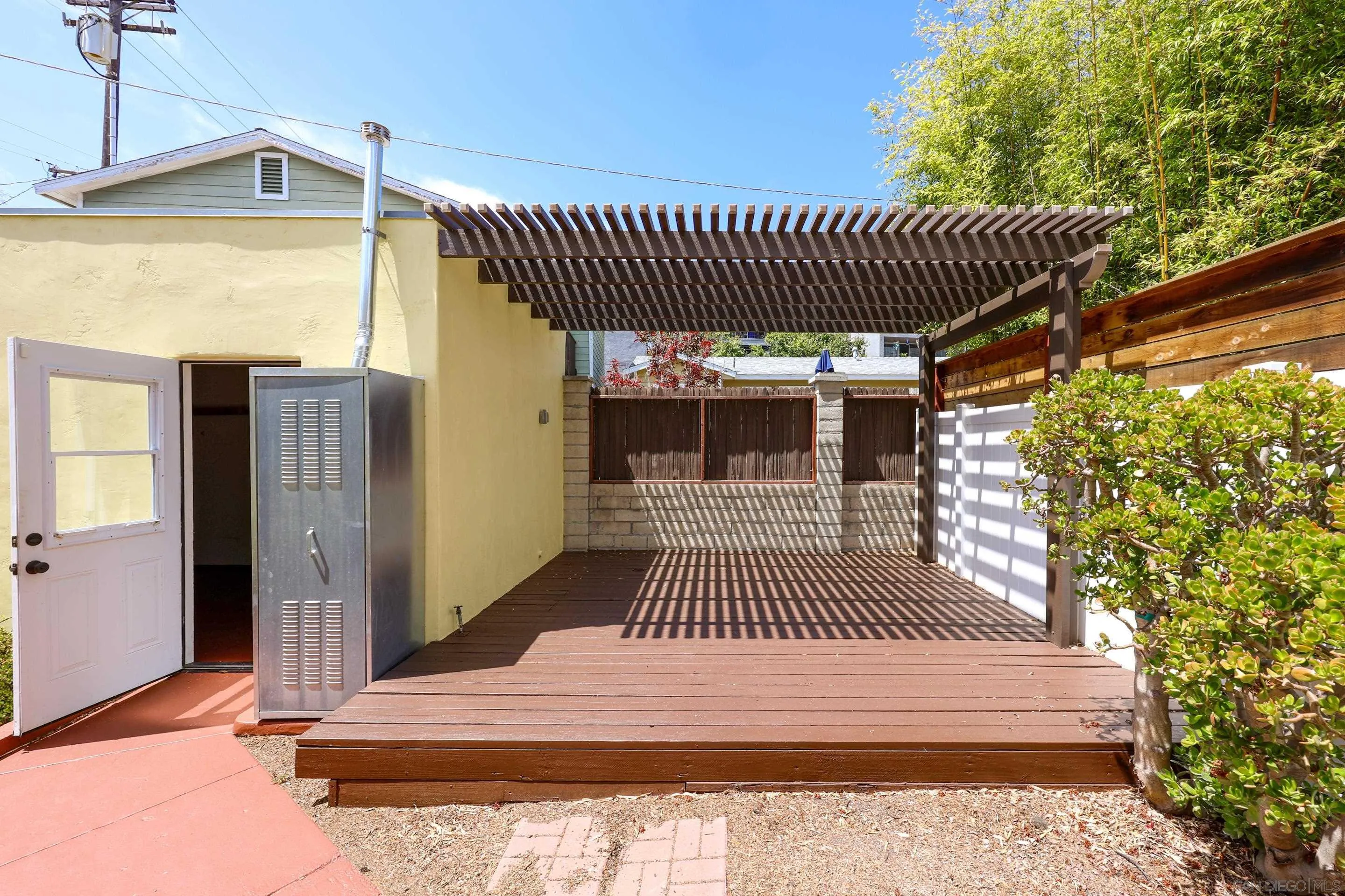 https://cdn.realtyfeed.com/cdn/127/260017418/f9b78459906bcee433d966400f9e9add.webp