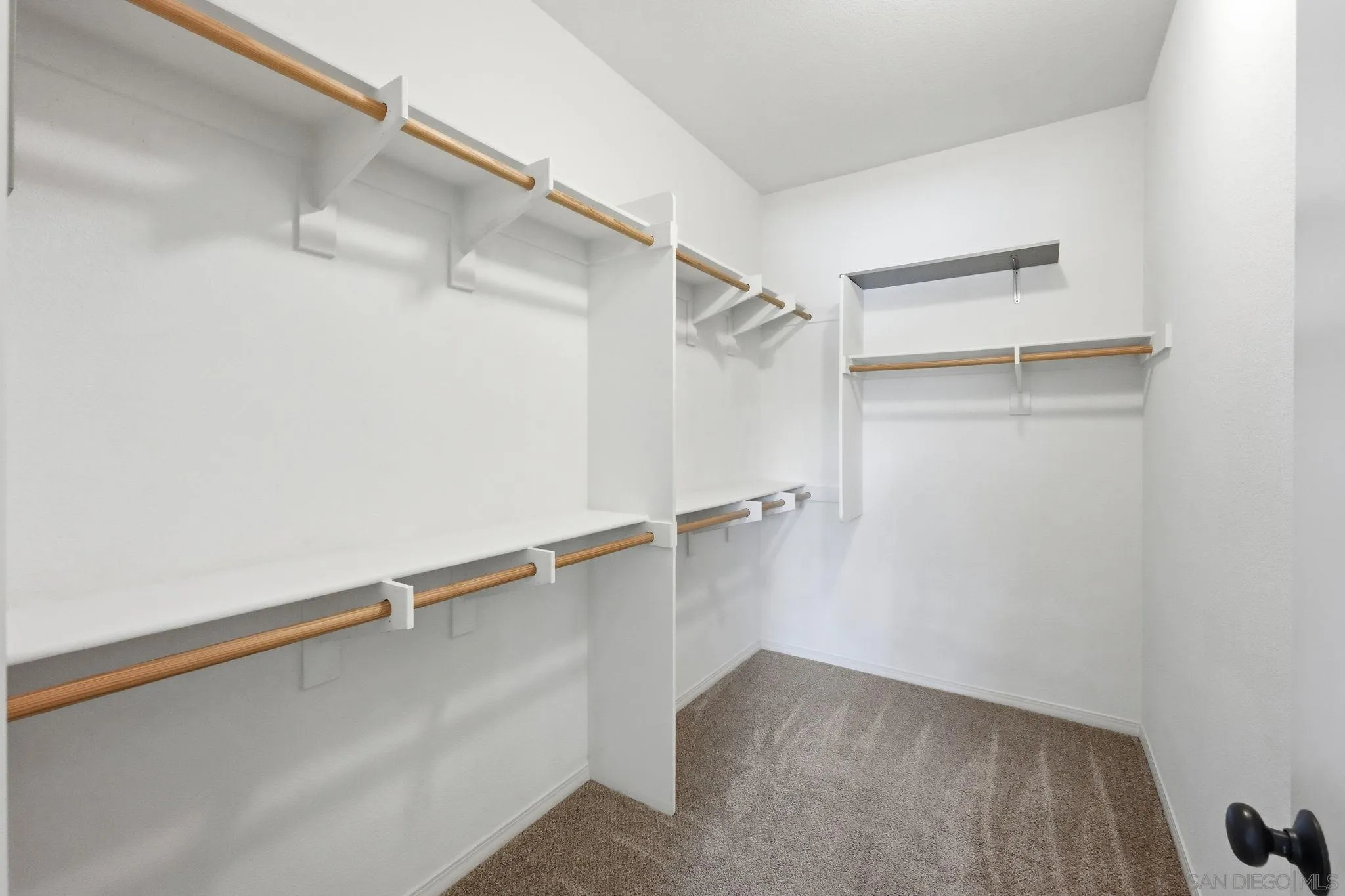 https://cdn.realtyfeed.com/cdn/127/260017440/46cfc5c8c65bacaac614d860d21f0a2c.webp