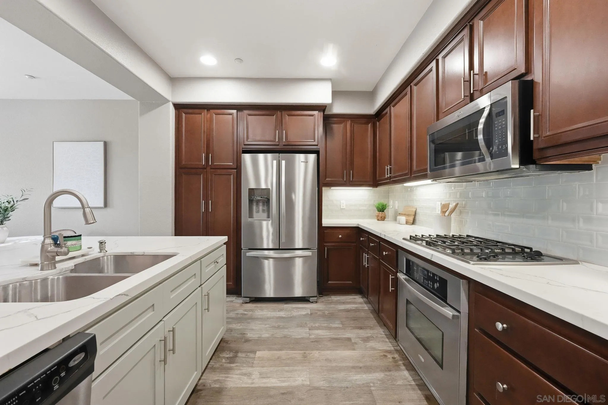 https://cdn.realtyfeed.com/cdn/127/260017440/f751f321681bfa7cef089929e189f57f.webp