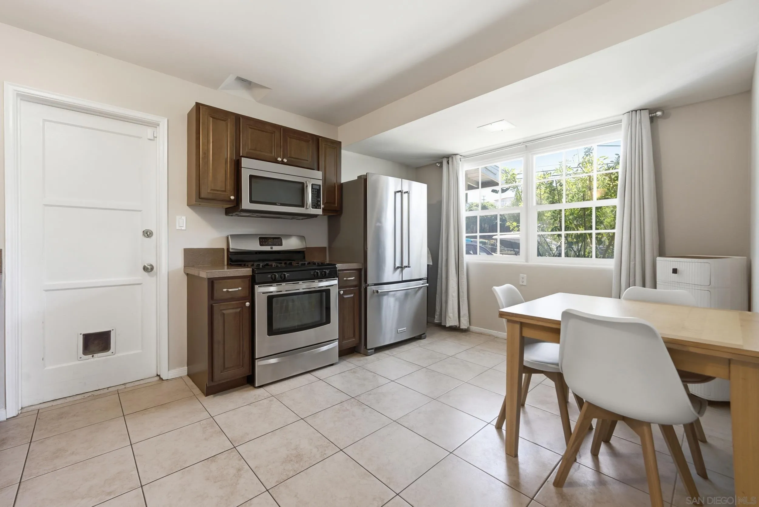 https://cdn.realtyfeed.com/cdn/127/260017462/32d9ae24b62bf0db68ebd967633aed98.webp
