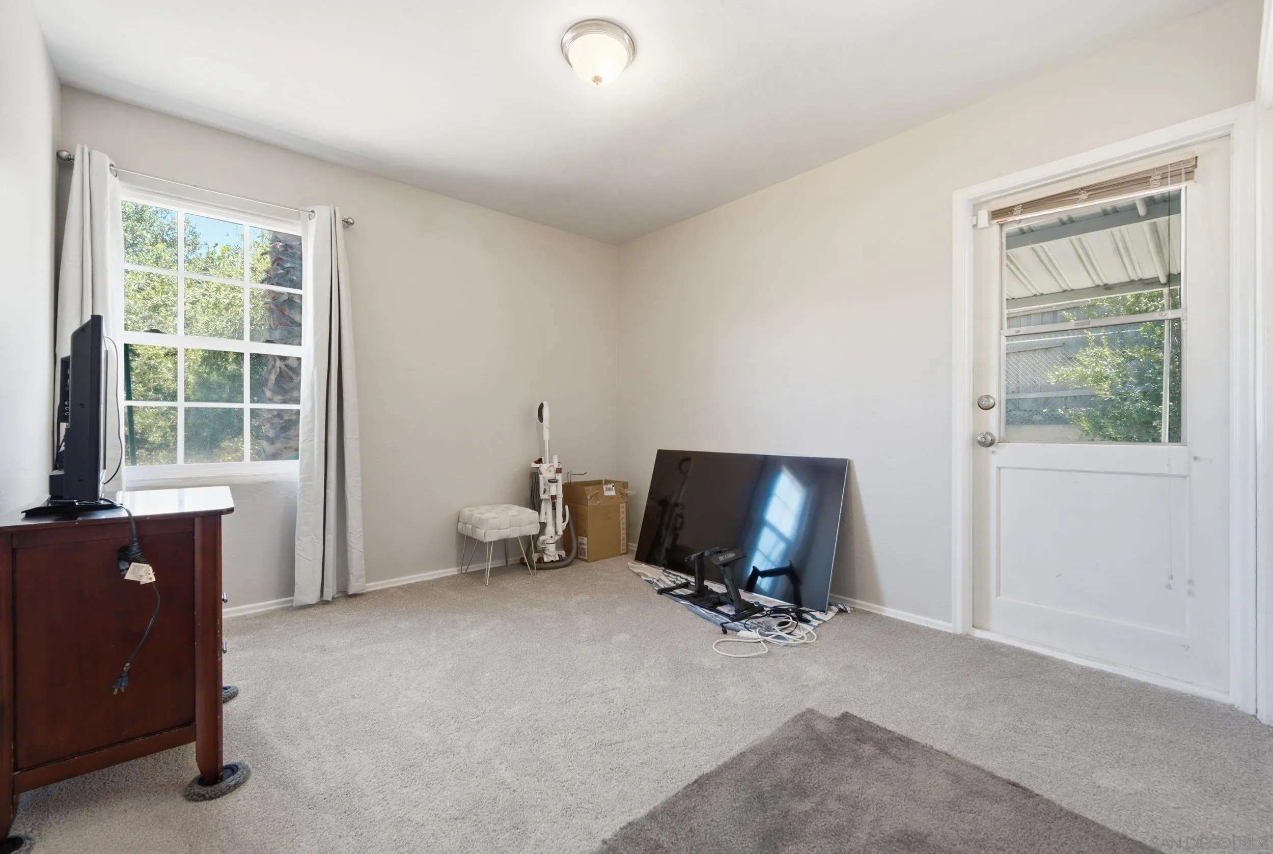 https://cdn.realtyfeed.com/cdn/127/260017462/3cb7d634f4becca1ae462282d26ea92c.webp