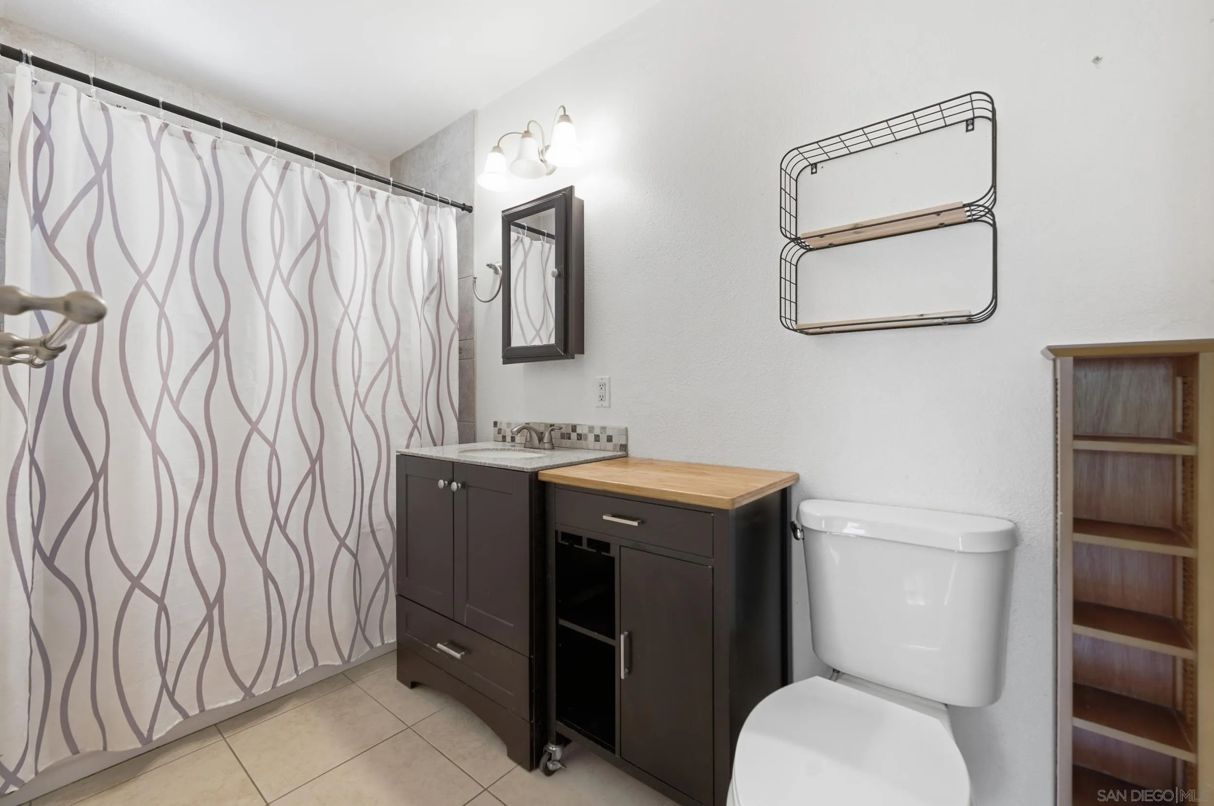 https://cdn.realtyfeed.com/cdn/127/260017462/cb040d41ad63364d366ad0d7ff5af9f4.webp
