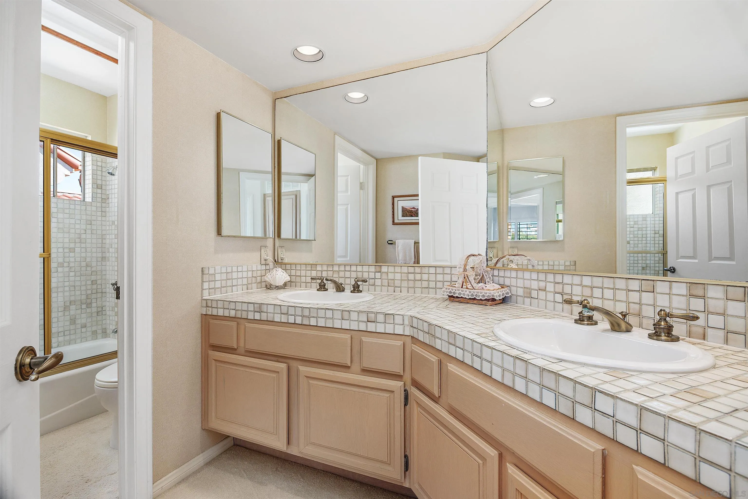 https://cdn.realtyfeed.com/cdn/127/260017467/765c2f8b3d734354715985c9a4a64fcc.webp