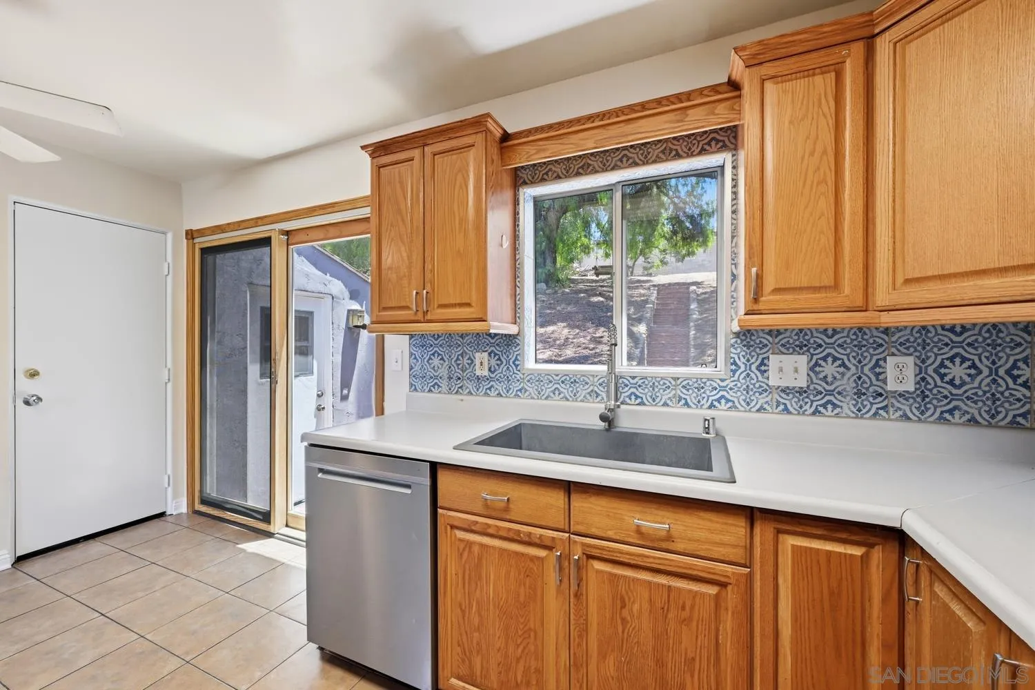 https://cdn.realtyfeed.com/cdn/127/260017503/846cb685aeac08f3a3025d72d3b99e5f.webp