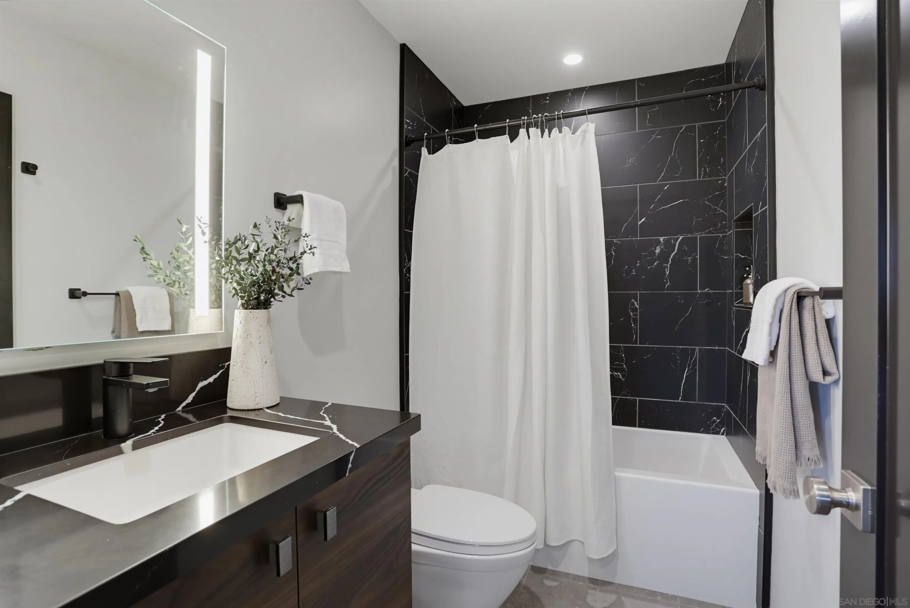 https://cdn.realtyfeed.com/cdn/127/260017508/bafa3e64969728eae7842ead3874eaa7.webp