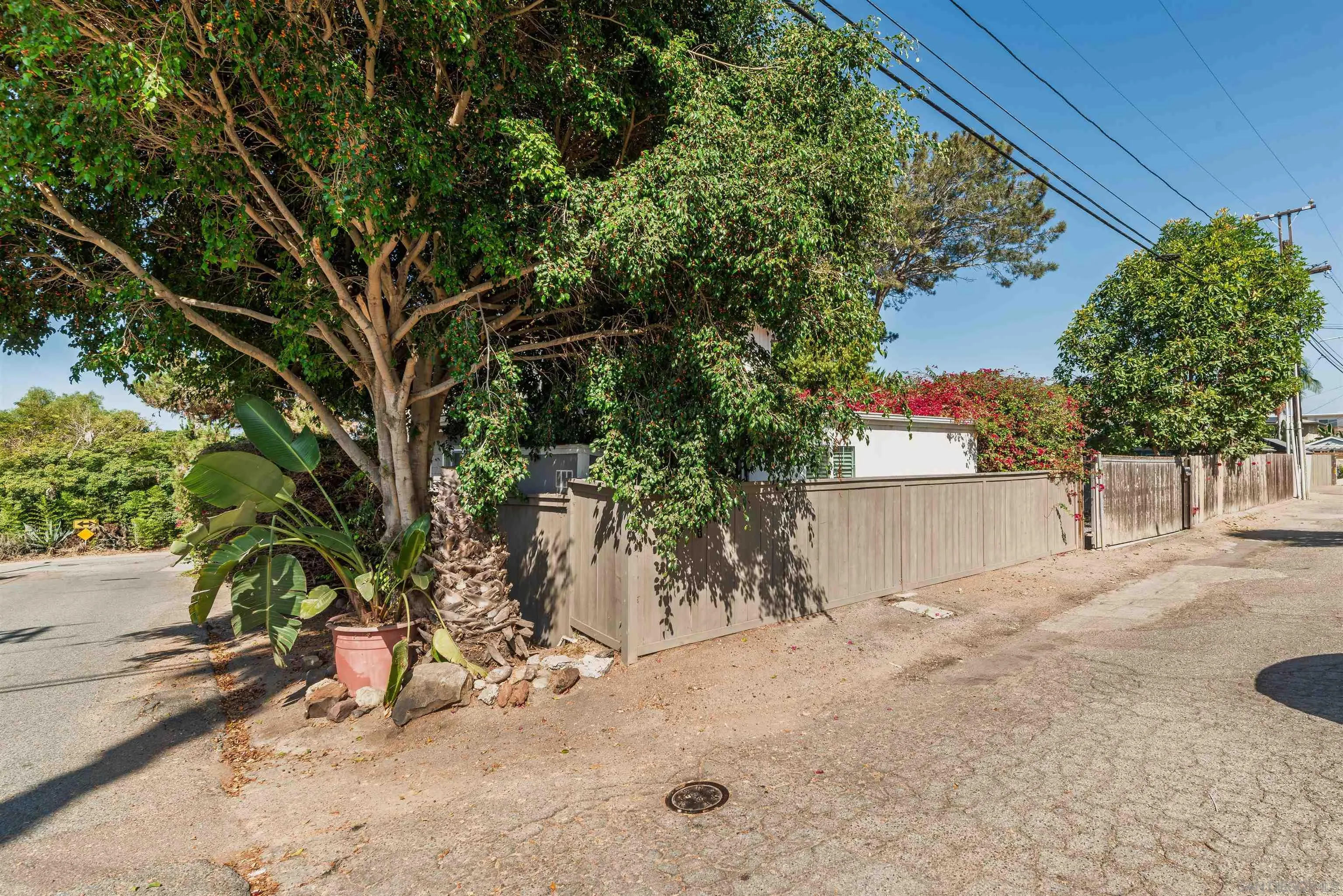 https://cdn.realtyfeed.com/cdn/127/260017540/8310ed9f806b7e2833e81ccdbd5294fb.webp