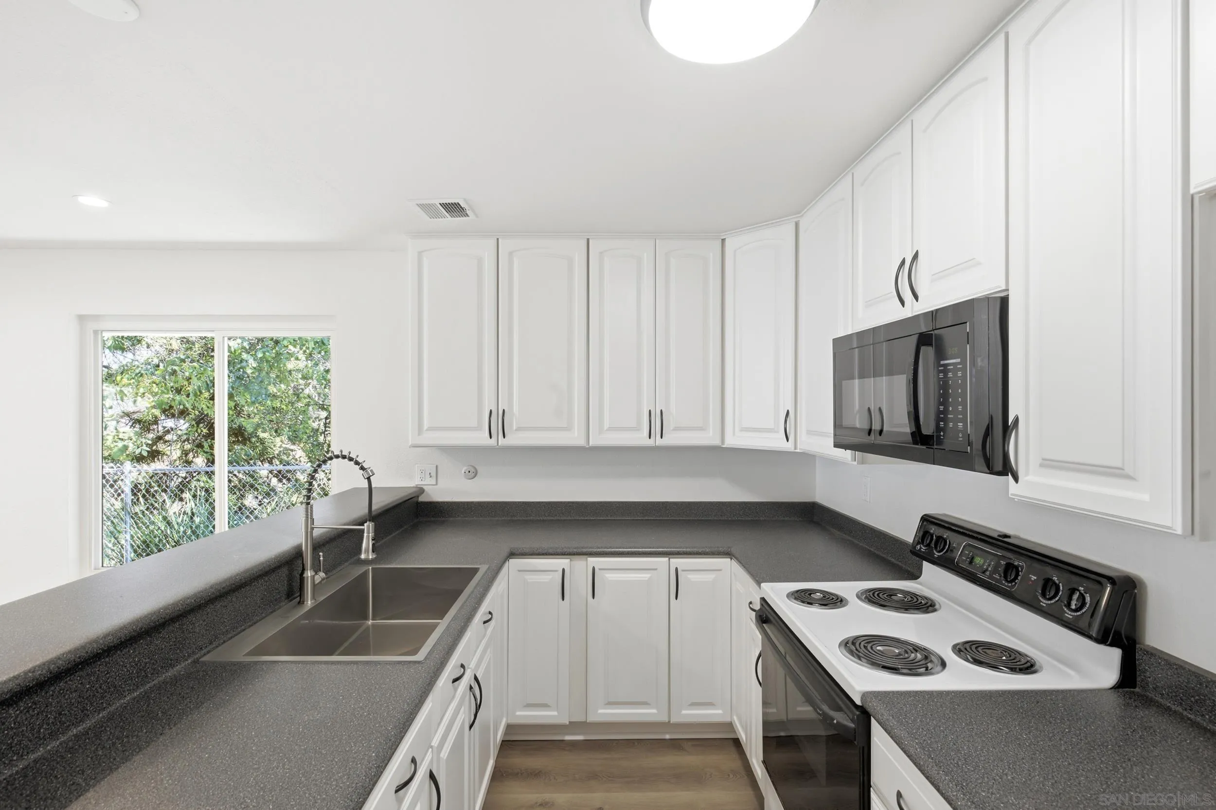Photo #8: 260017563 Listing: Photo #8